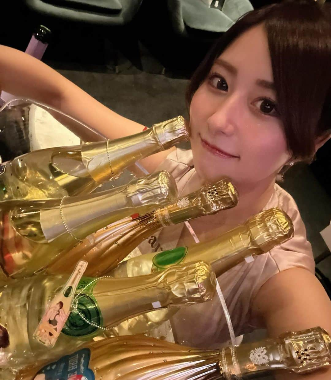 成瀬心美さんのインスタグラム写真 - (成瀬心美Instagram)「🍾  昨日は今年ラストの Red Dragon出勤イベントでした❣️  沢山の方々が来てくださり 本当に昨日も楽しかった✨  久々のお酒だったので めちゃくちゃ酔いました。笑  幸せだ〜💫  やっぱりこのイベントも 大好きだなと改めて感じました🫶  また来年、、🥂」11月30日 19時01分 - coco3ndazo