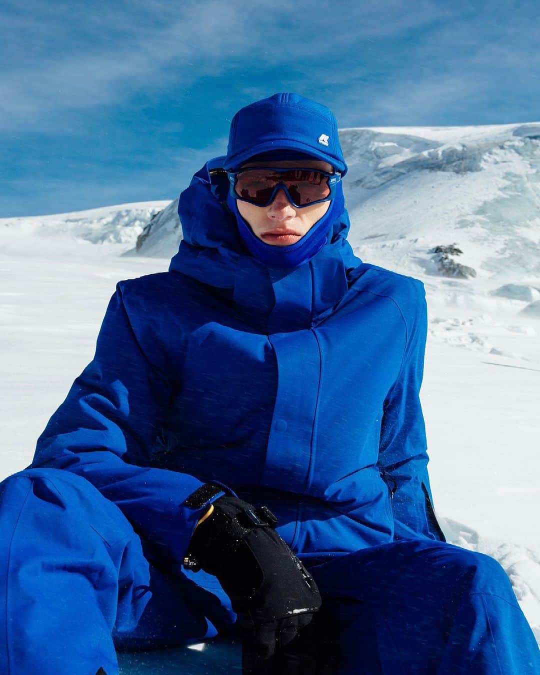 ケイウェイのインスタグラム：「Wrapped in warmth, shielded by style. Embrace the cozy and the protection of this jacket, your ultimate winter companion for the slopes.   Discover the Malamot jacket on www.kway.com  #KWAY」