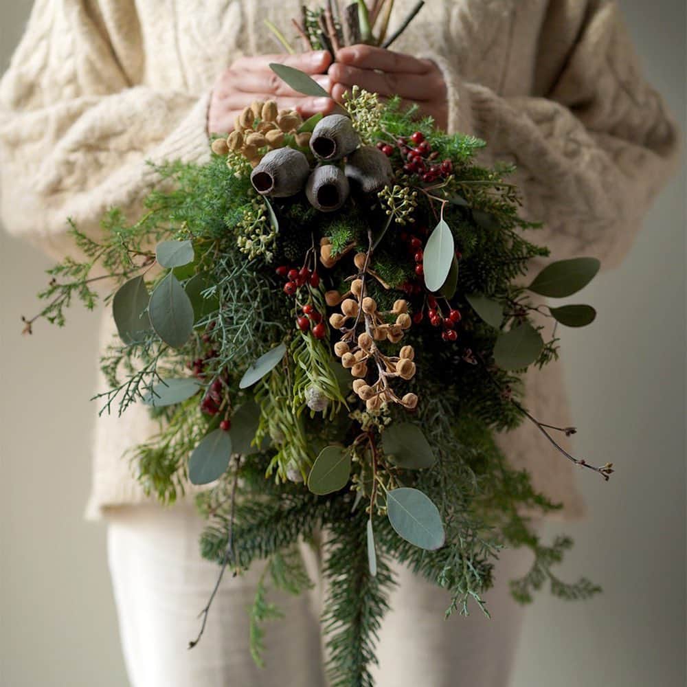 graf studioさんのインスタグラム写真 - (graf studioInstagram)「12月9日（土）・10日（日）の2日間、graf studioの軒先で、冬のお花や枝物がたくさんご覧いただけるberefrö(@berefro )のpop upを開催します。berefröは店舗を持たない移動花屋。イベントへの出店や店舗装飾、ウエディング、期間限定のオンラインショップでの販売など、多方面でご活躍されています。  今回はさつま杉やコニファー、モミなどの数種類の針葉樹や、冬の枝物、ドライになりやすい花材、出始めの春のお花も少しお持ちいただきます。こちらの写真は昨年の同時期のpop upの様子です。店主の稲垣さんとお話しをしながら、愛らしいお花を選ぶ時間をぜひ楽しんでください。  花束を作ってもらうことはもちろん、少しお時間をいただくこともありますが、お好きなお花や枝物を束ねて、スワッグの製作をお願いすることもできます。 クリスマスの期間や冬の設えとして、お好みの花材で作ったオリジナルのスワッグを飾っていただけます。2日間限定のイベントですので、この機会にぜひgraf studioにお越しください。  開催概要 会期｜2023年12月9日（土）・10日（日） 時間｜11:30-17:00 場所｜ graf studio 軒先（大阪市北区中之島4-1-9 graf studio 1F） 問合せ｜06-6459-2100　shop@graf-d3.com（信川・北尾）  #grafstudio #graf #グラフ #グラフスタジオ #berefrö #berefro #ベレフロー #移動花屋 #花屋 #花 #flower #popup #イベント #スワッグ #花束」11月30日 18時53分 - graf.studio