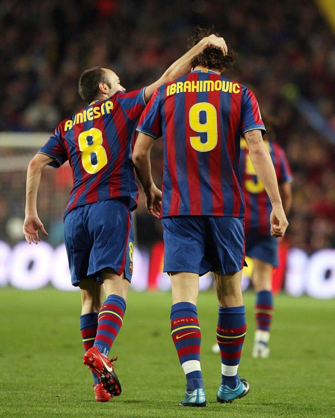 FCバルセロナさんのインスタグラム写真 - (FCバルセロナInstagram)「TBT 14 years ago, @iamzlatanibrahimovic scored this to win #ElClásico 😤🦁  🪄 Rate Ibracadabra’s goal」12月1日 1時30分 - fcbarcelona