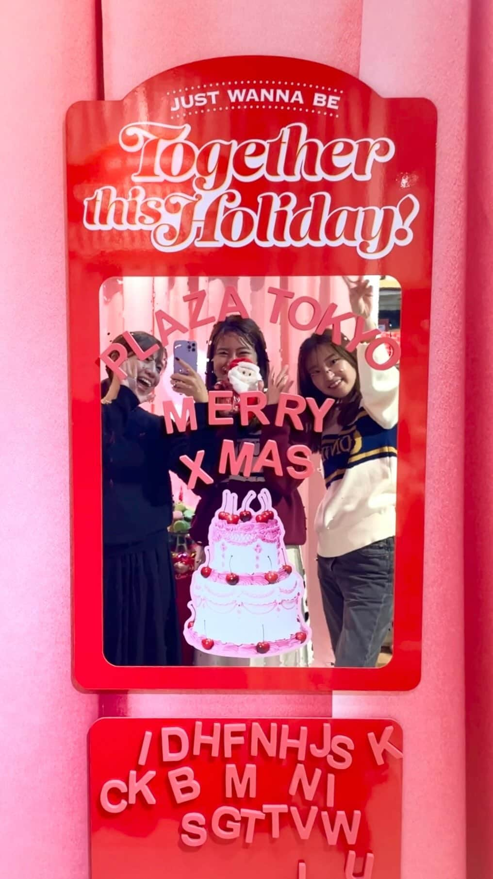 プラザ/PLAZAのインスタグラム：「PLAZA 東京店にHOLIDAY限定ブースが登場✨🎅🎈🎄 注目は「レコード体験ブース」🩷好きなレコードを選んだら、レコードにセット。ブース内にあなたの選んだクリスマスソングが流れます🥰 さらに✨PLAZA HOLIDAYの世界に入り込んでかわいい写真が撮れるフォトスペースや、アルファベットをカスタムしてオリジナルのセルフィーが撮れるミラーも📷💖🪞 大切な人とのHOLIDAYの思い出作りに、ぜひ遊びにきてくださいね🎄🎅❤️  場所:PLAZA 東京店 期間:12/25(月)まで  あなたのすてきな写真を#PLAZAクリスマス #PLAZAgraphy をつけて投稿してください😍 PLAZAからうれしいプレゼントがもらえるかも🎁🎈詳しくは、PLAZA(@plazastyle)の固定投稿をチェック🎅  #PLAZA #プラザ #MINiPLA #ミニプラ #クリスマス #Christmas #holiday #ホリデー #PLAZAgraphy @plazastyle」