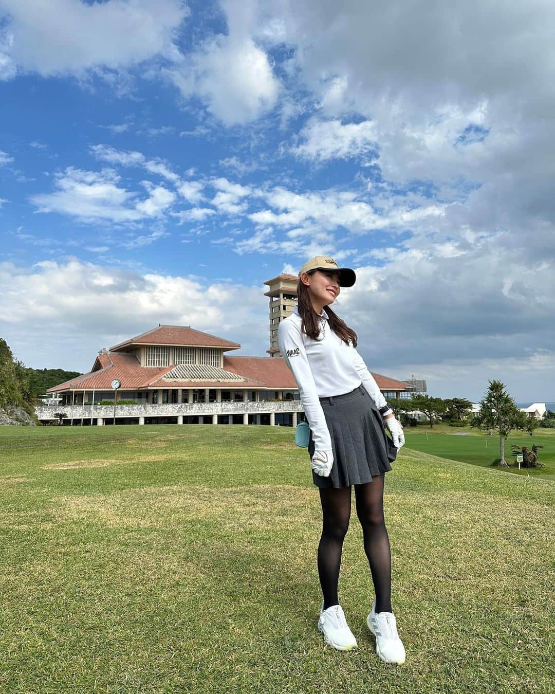 高木由梨奈のインスタグラム：「沖縄でももちろんゴルフ🏌️‍♀️⛳️ 海沿いは風が強くて難しかった〜🤣 でも初秋くらいの気温で最高に気持ちよかったです✌️」