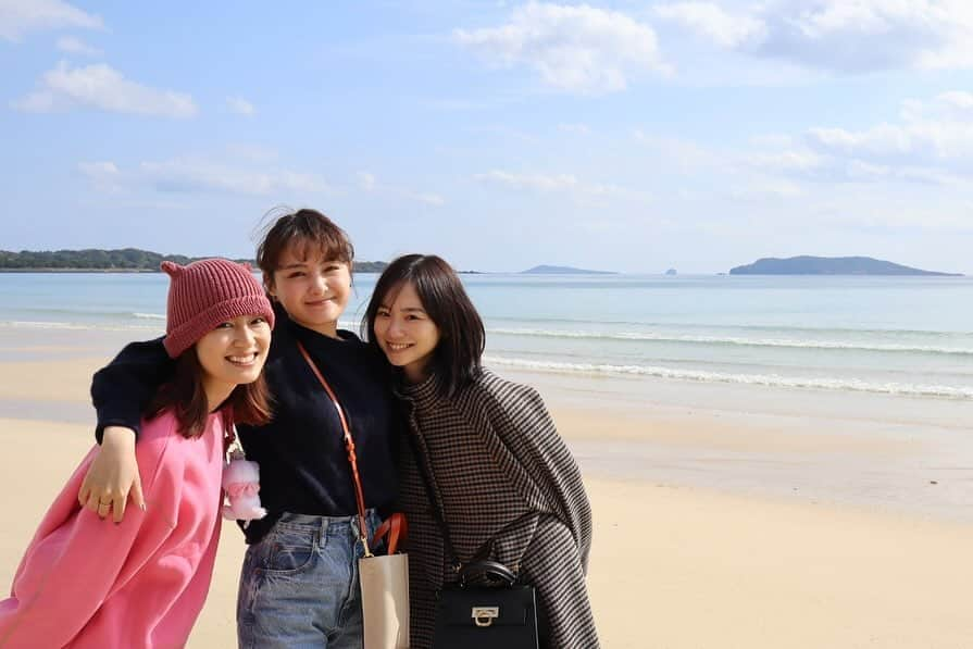 恒松祐里さんのインスタグラム写真 - (恒松祐里Instagram)「五島列島女子旅❶ わかなと杏花と一緒に五島列島に行ってきました🏝️  2014年に映画「くちびるに歌を」で共演した時、 物語の舞台である五島列島で1ヶ月半ほど撮影をして それ以来私たちの思い出の場所🍀 私は写真集の撮影以来で2年ぶりだったのですが、 2人は映画の撮影以来でなんと9年ぶりの五島！！！  新しい施設も沢山増えて、観光客の方も多くなった五島！ でも自然の美しさや人々の温かさはずっと変わらないまま。 久しぶりに2人と帰ることが出来て、とっても嬉しかったです☺️  また絶対に来ます✨  Goto Islands girls trip❶ I went to the Goto Islands with Wakana and Kyoka🏝️ The movie “Have a Song on Your Lips” in which we appeared was filmed in the Goto Islands, and it has been a place full of memories for us ever since. It was great to be able to visit with friends after a long time.  #五島列島 #くちびるに歌を  #gotoislands #haveasongonyourlips」11月30日 18時57分 - yuri_tune