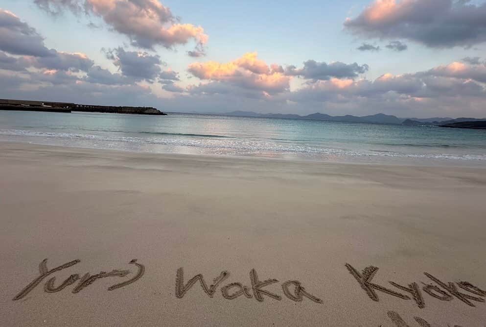 恒松祐里さんのインスタグラム写真 - (恒松祐里Instagram)「五島列島女子旅❶ わかなと杏花と一緒に五島列島に行ってきました🏝️  2014年に映画「くちびるに歌を」で共演した時、 物語の舞台である五島列島で1ヶ月半ほど撮影をして それ以来私たちの思い出の場所🍀 私は写真集の撮影以来で2年ぶりだったのですが、 2人は映画の撮影以来でなんと9年ぶりの五島！！！  新しい施設も沢山増えて、観光客の方も多くなった五島！ でも自然の美しさや人々の温かさはずっと変わらないまま。 久しぶりに2人と帰ることが出来て、とっても嬉しかったです☺️  また絶対に来ます✨  Goto Islands girls trip❶ I went to the Goto Islands with Wakana and Kyoka🏝️ The movie “Have a Song on Your Lips” in which we appeared was filmed in the Goto Islands, and it has been a place full of memories for us ever since. It was great to be able to visit with friends after a long time.  #五島列島 #くちびるに歌を  #gotoislands #haveasongonyourlips」11月30日 18時57分 - yuri_tune