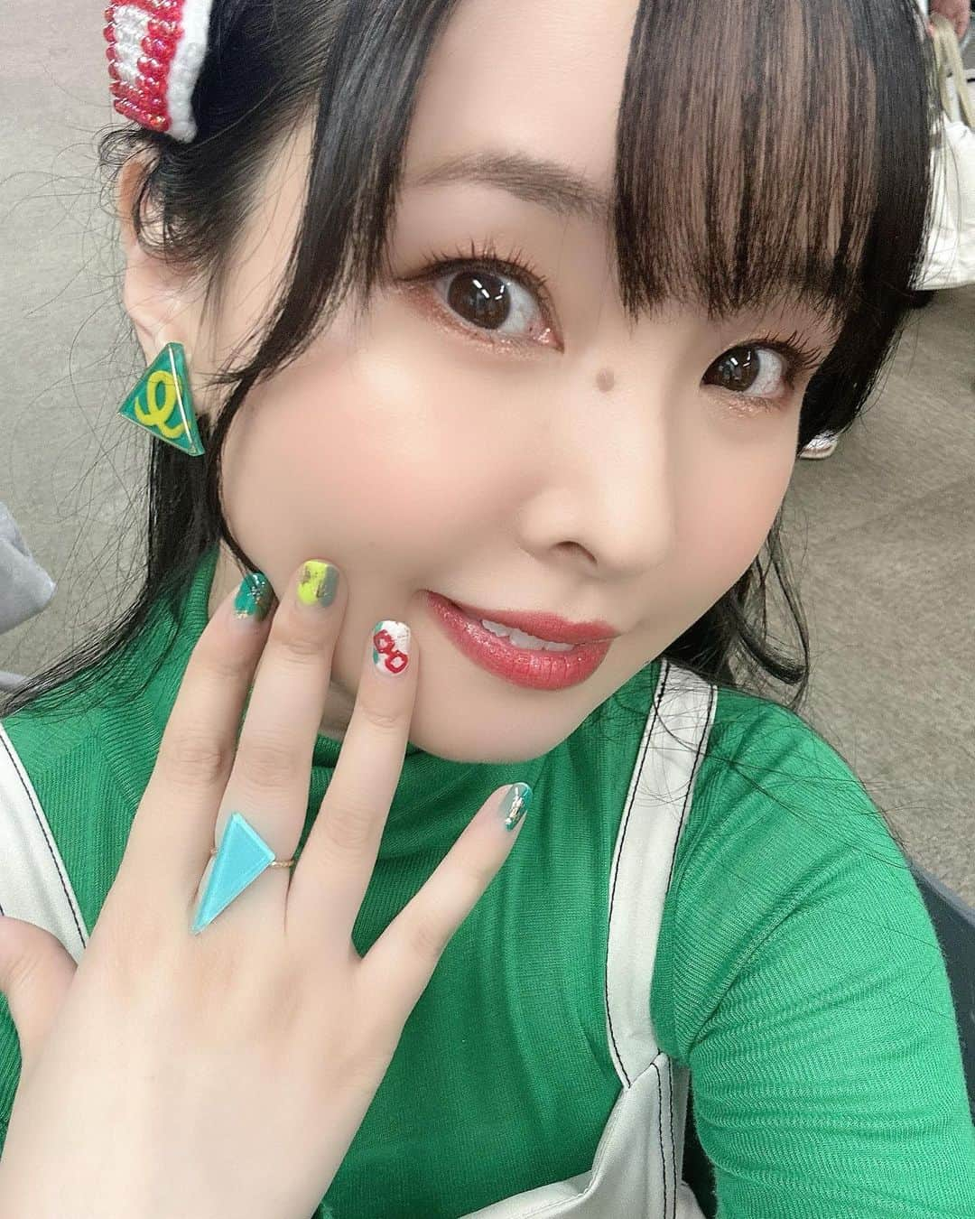 伊藤かな恵さんのインスタグラム写真 - (伊藤かな恵Instagram)「なんだかさ、 色々さ、 載せる載せる言って載せてなかった可能性あるよね！？  ワッチャプリマジの朗読劇の時のオフショットたち！  #Ωの人たち #赤と緑のクリスマスカラーの人たち #大好きなみんな #あうるさまとおそろい すきっ  #セルフネイル #メガネイル #カナエのネイル #作った話もするよ #めが姉ぇ #伊藤かな恵」11月30日 18時58分 - kanae_1126_ito