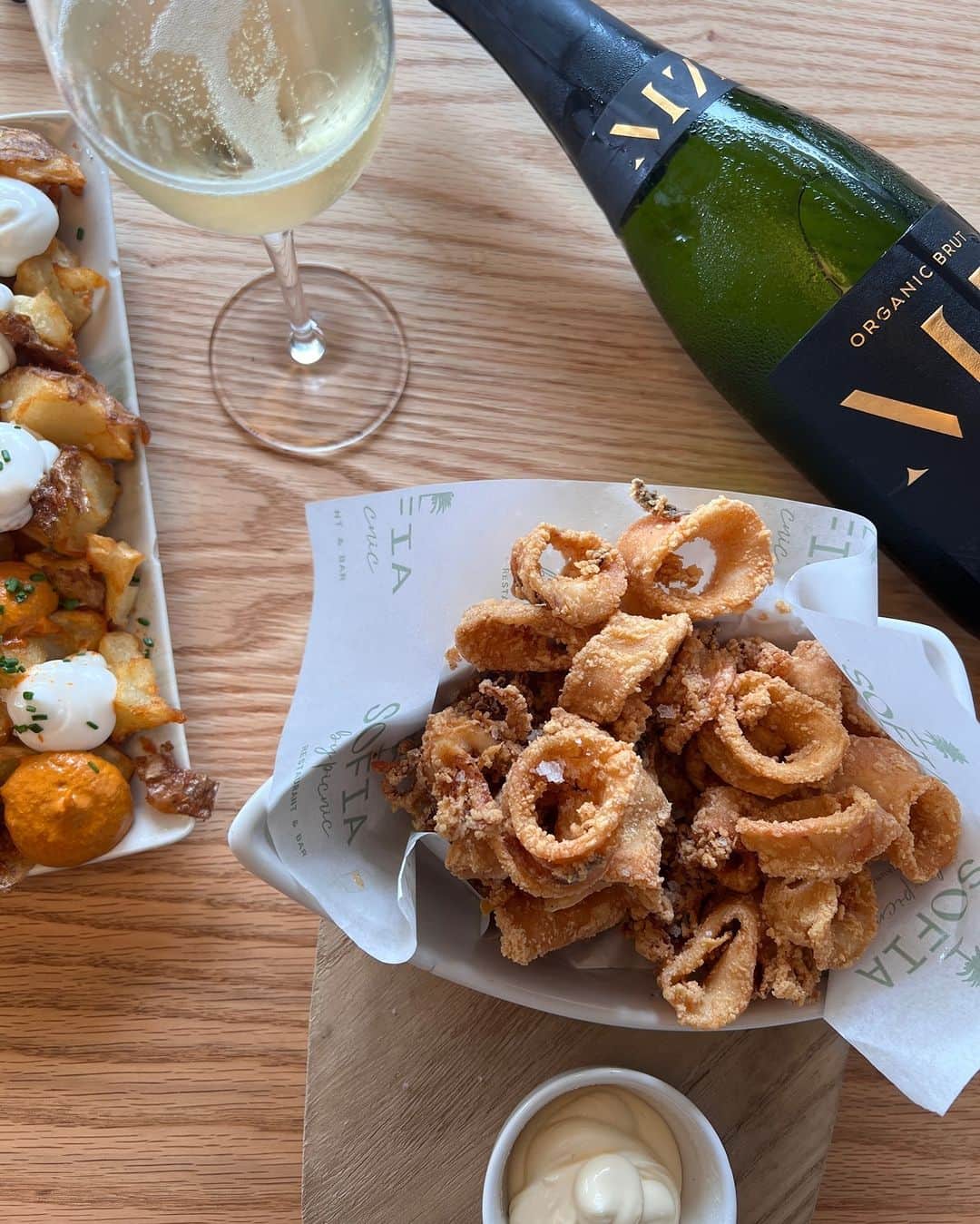 モンス・セルメルローのインスタグラム：「Alkoholreklam i samarbete med @grapevine.se / Vissa dagar är det här allt jag vill ha, aros de cebolla y patatas bravas. ¡Salut!   #mzwines #mzcava #cava #holabymånszelmerlöw」