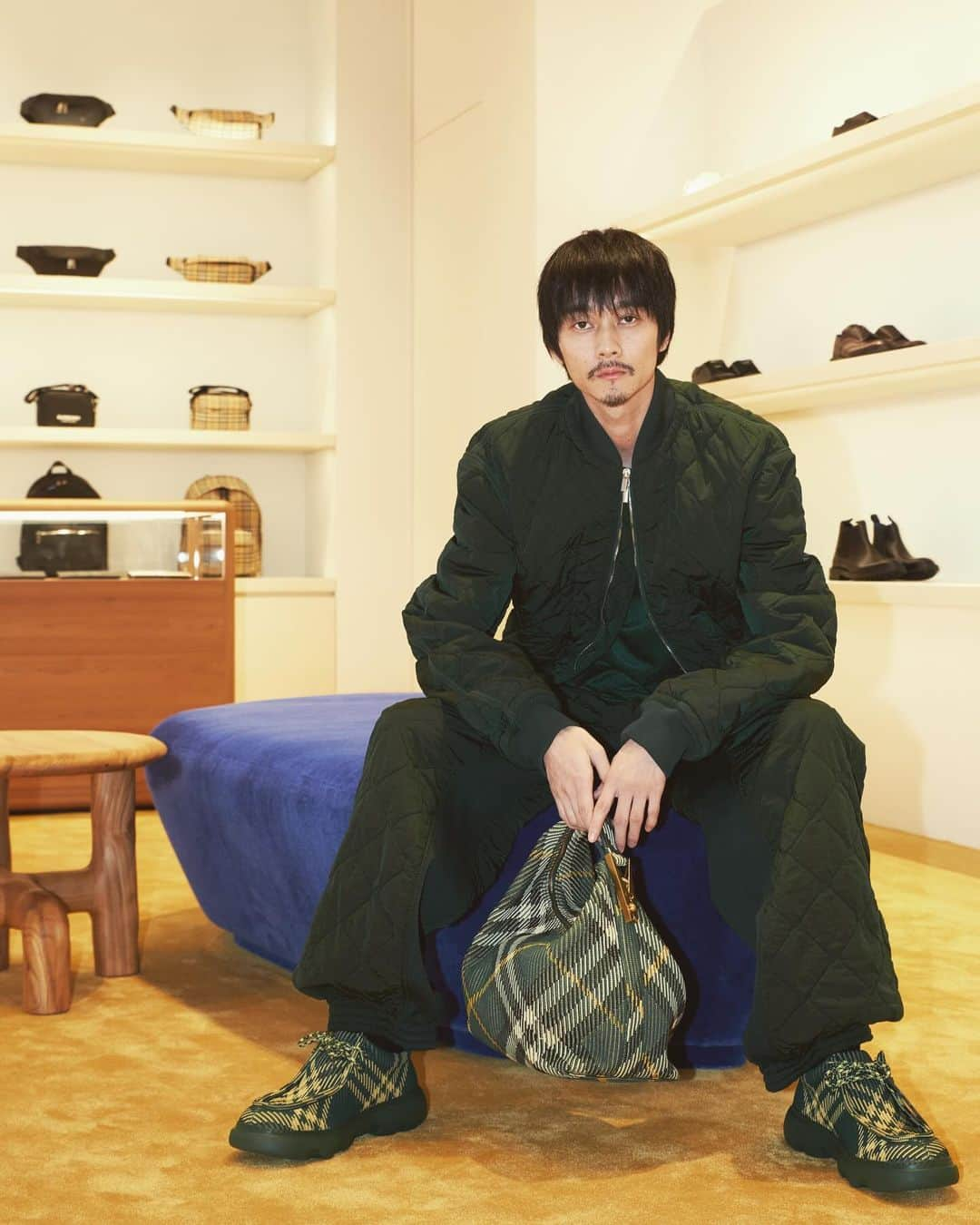 柳俊太郎さんのインスタグラム写真 - (柳俊太郎Instagram)「@burberry六本木ヒルズ店が12月1日(金)にリニューアルオープンとのことでひと足先にお邪魔してきました！  #PR #Burberry #栁俊太郎 #柳俊太郎 #shuntaroyanagi」11月30日 18時58分 - shuntaroyanagi