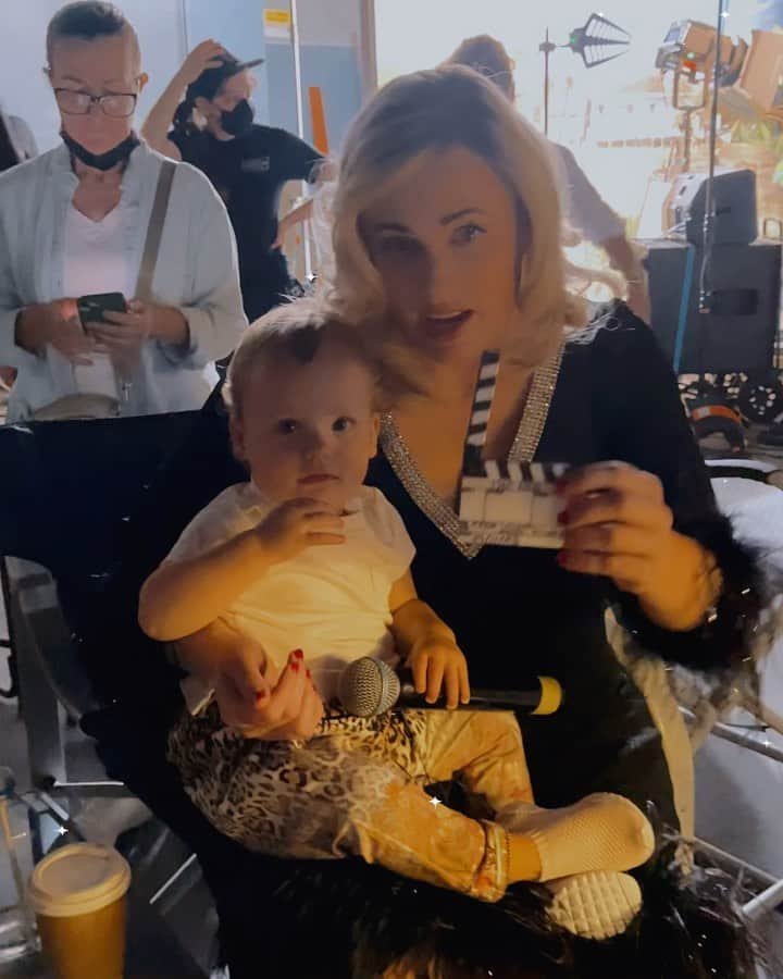 レベル・ウィルソンのインスタグラム：「Baby Royce learning the ropes on set! #TheDeb @thedebfilm」