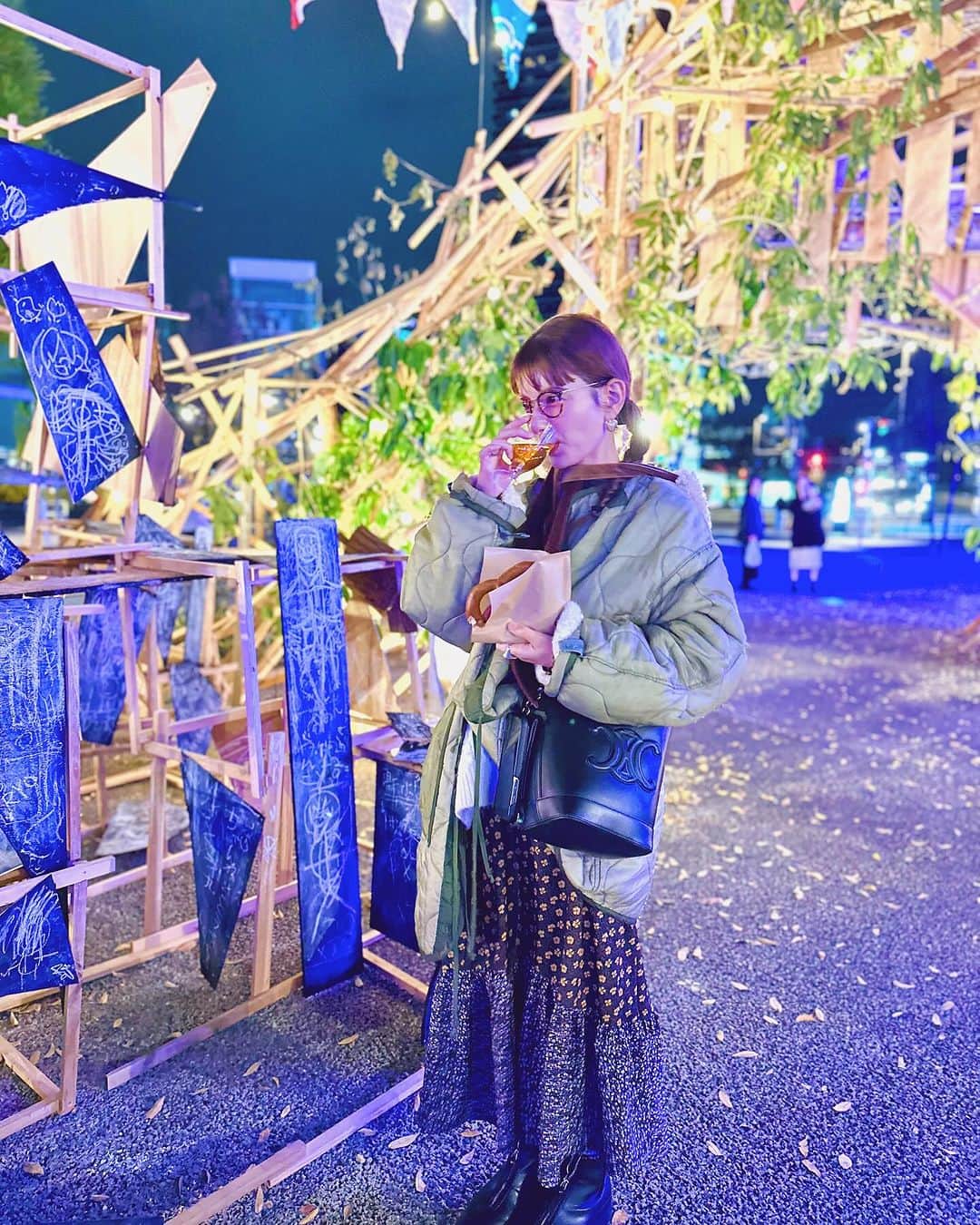 スザンヌのインスタグラム：「今日寒すぎ☃️  つい先日（息子振替休日の日）行った時はこの格好じゃ暑いくらいだったのに☜  アミュプラザのとこ行ってきた🍷🥨 ナチュールワインもプレッツェルもナポリタンもチキンもホットドックもクラムチャウダーも（好物ばかり）美味しかった🤤 息子のメインは 毎日行きたがる、、、笑笑 ワンピースショップ。 わたしより買い物長いよ🛒☜  サンタ🎅さんにはもうお手紙書いてたけど、リクエストは全部ワンピースグッズ ☜（9年間でいちばんえらいと思うのでって自覚あり。かわぁ） 探すとこから頑張らねばっ🔍  #christmasmarketkumamoto2023 in #kumamotostation 🎄🎅🎄 @xmas_kumamoto」