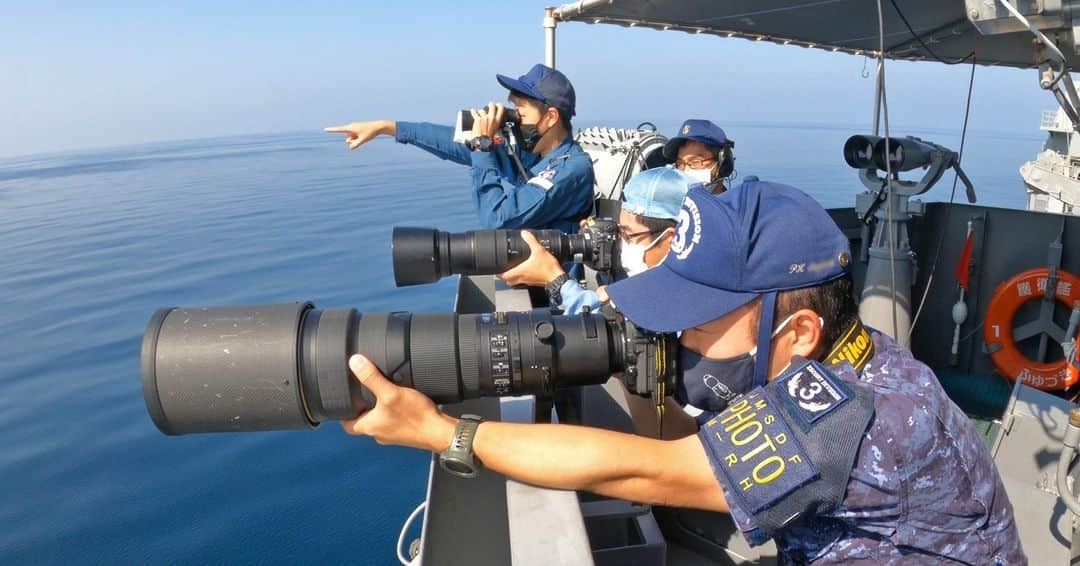 海上自衛隊さんのインスタグラム写真 - (海上自衛隊Instagram)「本日は #カメラの日 なので、海自の #カメラマン を紹介します。  #写真員 は訓練中の緊張した場面から、和やかな隊員の表情まで、色々な角度から撮影を行っています。 どんな環境でもカメラ片手にシャッターを切る隊員の姿をご覧ください！　  #ファインダー越しの世界 #PHOTO」11月30日 19時00分 - jmsdf_pr