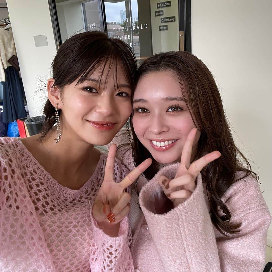 Seventeenのインスタグラム：「今月最後のオフショットは…💓 表紙＆カバームービー撮影時のりこりり👭  「田鍋氏！」「永瀬氏！」と呼び合っていると思えば 「たなちゃん〜」「ながちゃん〜」と呼び合ってじゃれあっていたり プライベートでも仲の良い"りこりり"♡ ふたりが揃うとゆる〜い空気感に包まれて いつも癒されているST撮影現場なのです🥰  みんなにとって11月はどんな1ヶ月だった？🎵 ぜひコメントで教えてね〜🫶  #ST秋冬号 #Seventeen #セブンティーン #ST #STモデル  #STモ #雑誌 #永瀬莉子 #田鍋梨々花  #オフショ #可愛い女の子  #女優 #ピンクコーデ #冬コーデ」