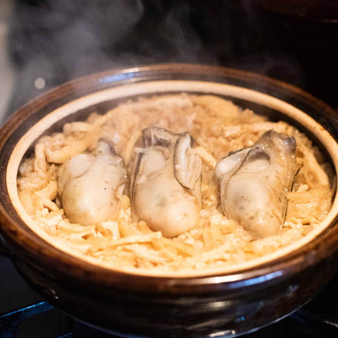 おうちごはん編集部さんのインスタグラム写真 - (おうちごはん編集部Instagram)「【生姜香る牡蠣といくらの土鍋ごはん】#レシピ あり▼  土鍋で炊くことで、ごはんがふっくらと炊き上がる✨ 牡蠣の旨みが凝縮された冬に食べたくなる土鍋ごはんです😋  土鍋のままど～んと食卓に出して、みなさんでぜひ下記の旨みをたっぷりと味わってください🎵  --------👇レシピ👇---------  生姜香る牡蠣といくらの土鍋ごはん  ▼材料（3～4人前）  ・米……2合 ・水……380ml ・生姜……1/2個 ・油揚げ……1枚 ・牡蠣……大きめ3個　 ・しょうゆ……大さじ1 ・みりん……大さじ1 ・だしの素……小さじ1 ・めんつゆ（4倍）……小1/2 ・いくら……お好きな量 ・三つ葉……適量  ▼下準備  ・米を研ぎ、土鍋に入れ、水380mlに15分ほど浸水させておく  ・油揚げは細かくカットし、生姜は細かく千切りにしておく  ▼作り方  1. 土鍋にしょうゆ・みりん・だしの素・めんつゆを加え、カットした油揚げと生姜を混ぜ混む。  2. 牡蠣を真ん中に置き、強火で沸騰させる。  3. 沸騰したら鍋の底のお米を混ぜて蓋をし、弱火で10分加熱する。  4. 火を止め、10分ほど蒸らして完成。仕上げに、いくらと三つ葉を散らして召し上がれ！  recipe & photo by @ouchigohan_ojisan  🔽「生姜香る牡蠣といくらの土鍋ごはん」のレシピは、おうちごはんの記事でもご紹介しています！ https://ouchi-gohan.jp/2591/  ------------------ ◆このレシピを作ってみたいと思った方は「保存📄」を、おいしそうと思った方はぜひ「いいね♥」してね😚  ◆ #おうちごはんLover を付けて投稿するとおうちごはんの記事やこのアカウント、おうちごはん発信のトレンドリリースなどでご紹介させていただくことがございます。スタッフが毎日楽しくチェックしています♪ ------------------  #おうちごはんlover #おうちごはんラバー #ouchigohanlover #ouchigohan  #あしたのおうちごはん #おうちごはん #recipe #レシピ #土鍋 #土鍋ごはん #炊き込みごはん #牡蠣 #牡蠣ごはん #主食 #献立 #晩御飯 #おもてなし #鍋 #和ごはん #いくら」11月30日 19時00分 - ouchigohan.jp