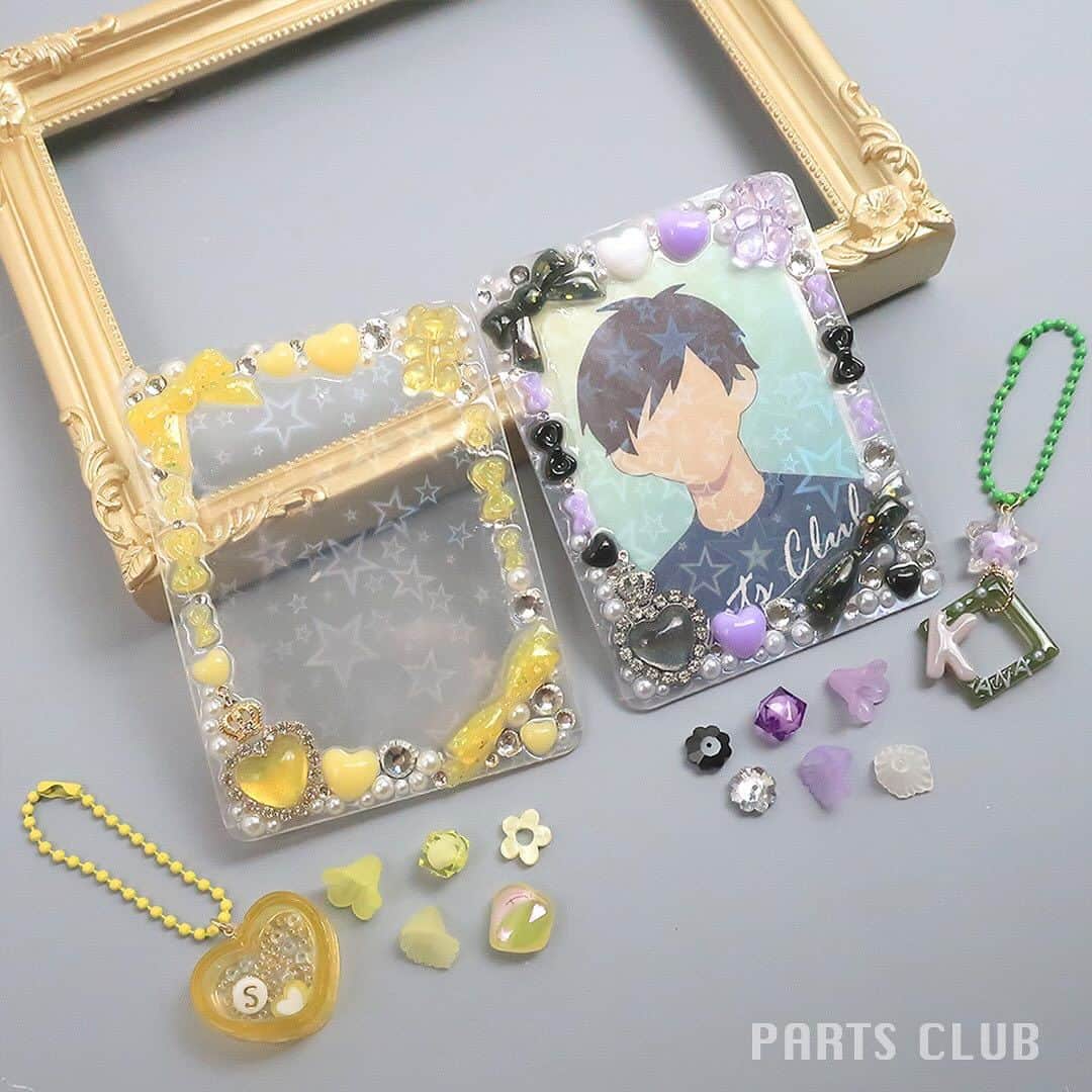 パーツクラブ Partsclub 公式アカウントさんのインスタグラム写真 - (パーツクラブ Partsclub 公式アカウントInstagram)「♡ 【パーツクラブオンライン】 ―― 推し活をもっと楽しむために ―― ⁡ 大好きな推しのカードやチェキを入れられる硬質カードケースが新しく登場です！ 透明カードケースのほか、星柄やホログラム加工されたフィルムのついた三種類のケースをご用意しました。角度によってキラキラ輝きます♪ レジン、貼り付けパーツ、ビーズやラインストーンなどお気に入りのパーツをふんだんに使って、世界に一つだけのケースを作ってみてください。 ご家族や、おうちのネコちゃんの写真を入れてデコレーションしても◎ ⁡ ⁡ ▼詳細は特集ページをご確認ください https://www.partsclub.jp/store/pages/event_231130.aspx プロフィールページ(@partsclub_official )のURLからチェックしてください★ ⁡ ⁡ オンラインショップでは1,000円以上のお買い上げで送料無料となる店舗受け取りサービスを行っております。 ぜひご活用ください！ ⁡ ━━━━━━━━━━━━━━━━ ※商品の入荷状況、お取り扱いは店舗により異なります。 ご利用の店舗に直接お問い合わせ下さい。 ━━━━━━━━━━━━━━━━ ⁡ #partsclub #handmade #accessory #パーツクラブ公式アカウント #パーツクラブ #アクセサリー #デコ #推し活 #pearl @partsclub_official」11月30日 19時00分 - partsclub_official