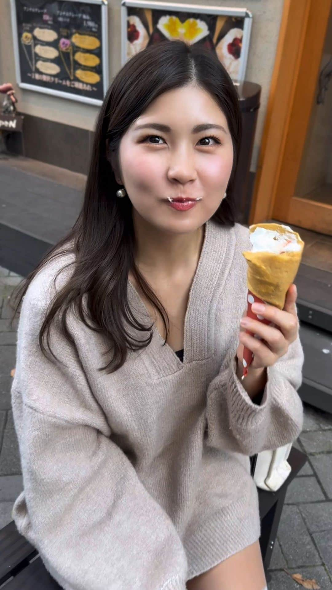 まいまいのインスタグラム：「クリーム付かずにクレープ完食できる？😋 わたしは無理でした🍰  @anna_crepe ここの生クリームとっても美味しかったなぁ💛 生クリーム作りたてでーすって渡されたよ💐  12月突入して今年もあと1ヶ月!! 健康に気をつけて突っ走ります💨  #まいごるふ#ゴルフ女子#クレープ#スイーツ#浅草グルメ#浅草#アンナのクレープ#浅草食べ歩き#japan#japantrip#asakusa#도쿄여행#도쿄#」