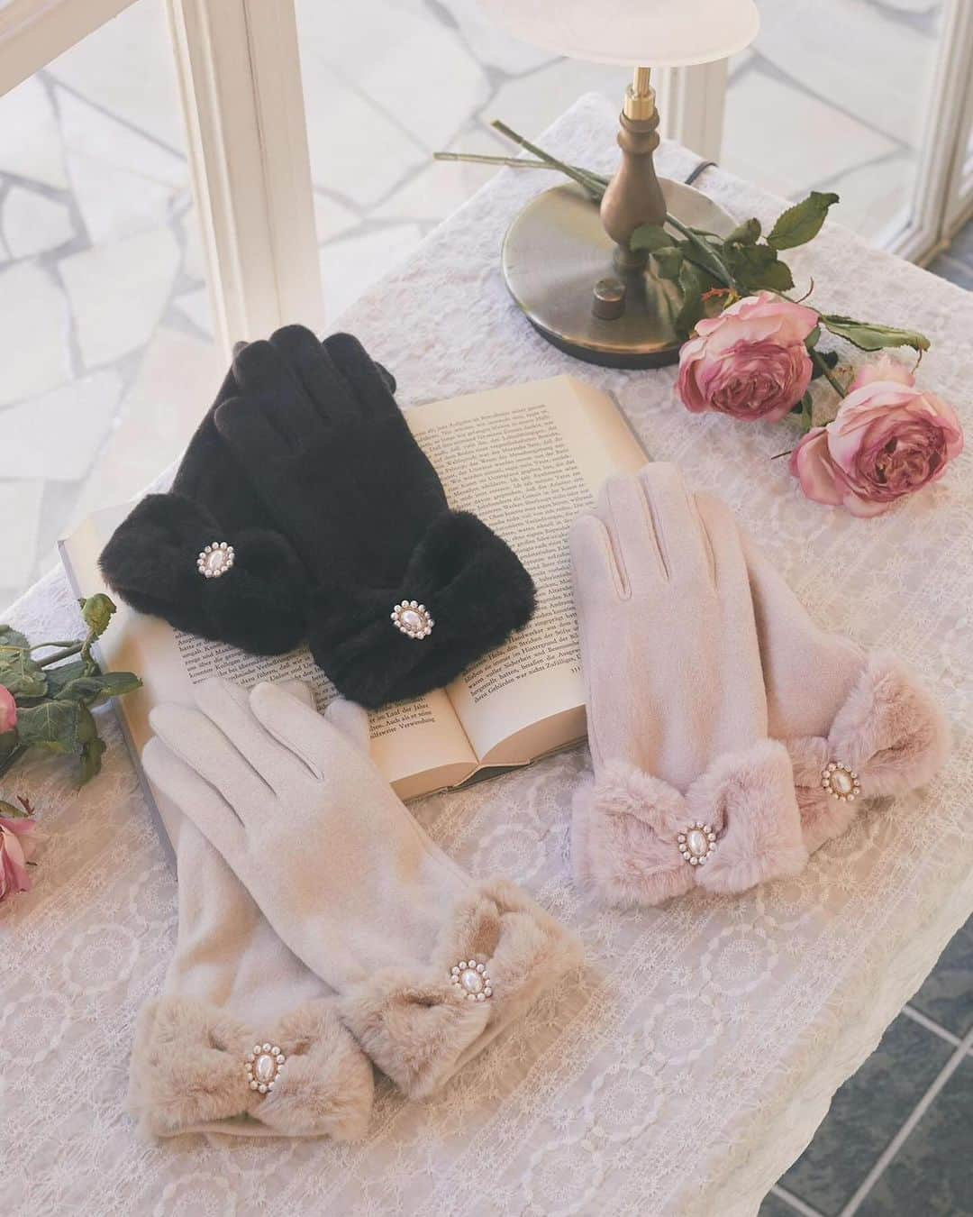 maisondefleur_pressさんのインスタグラム写真 - (maisondefleur_pressInstagram)「【Gloves Collection】  毎年大人気のアイテム♪ Maison de FLEURの上品で可愛い オリジナルグローブ🎀  ビジューやファー、レースなど 今年は上品で可愛い5種類のデザインをご用意しました✨  手触りの良さや、つけたままスマホを操作できる 機能性も嬉しいポイント！  クリスマスギフトにもぴったりです🎄  全国ショップ、公式通販ストライプクラブ、 ZOZOTOWNで好評販売中♪ . . #maisondefleur #メゾンドフルール #可愛い #大人かわいい #グローブ #手袋 #リボン #パール #レース #ファー #ビジュー #ふわふわ #ギフト #プレゼント #gift #お出かけコーデ #冬コーデ #通勤コーデ #通学コーデ #🎄 #クリスマス #クリスマスギフト #防寒対策 #防寒コーデ #防寒グッズ」11月30日 19時11分 - maisondefleur_press