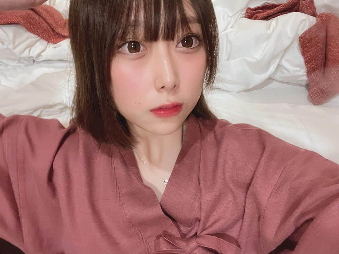 益田愛里沙さんのインスタグラム写真 - (益田愛里沙Instagram)「寝る前はもちろん枕投げするよね、？☹️ ・ 箱根行った時の写真が風景画しかなくて、寝る前の自撮りになっちゃった…👶🏻」11月30日 19時09分 - 24_arisa