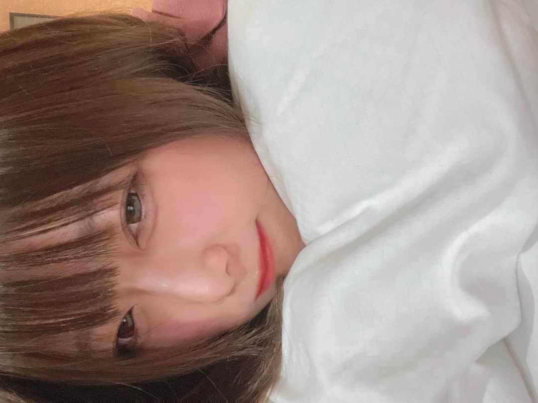 益田愛里沙さんのインスタグラム写真 - (益田愛里沙Instagram)「寝る前はもちろん枕投げするよね、？☹️ ・ 箱根行った時の写真が風景画しかなくて、寝る前の自撮りになっちゃった…👶🏻」11月30日 19時09分 - 24_arisa