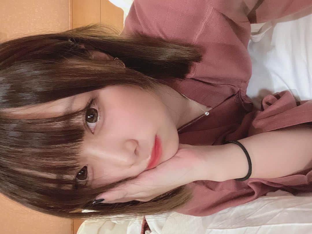 益田愛里沙さんのインスタグラム写真 - (益田愛里沙Instagram)「寝る前はもちろん枕投げするよね、？☹️ ・ 箱根行った時の写真が風景画しかなくて、寝る前の自撮りになっちゃった…👶🏻」11月30日 19時09分 - 24_arisa