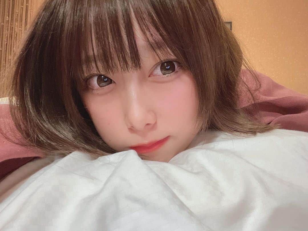 のインスタグラム：「寝る前はもちろん枕投げするよね、？☹️ ・ 箱根行った時の写真が風景画しかなくて、寝る前の自撮りになっちゃった…👶🏻」