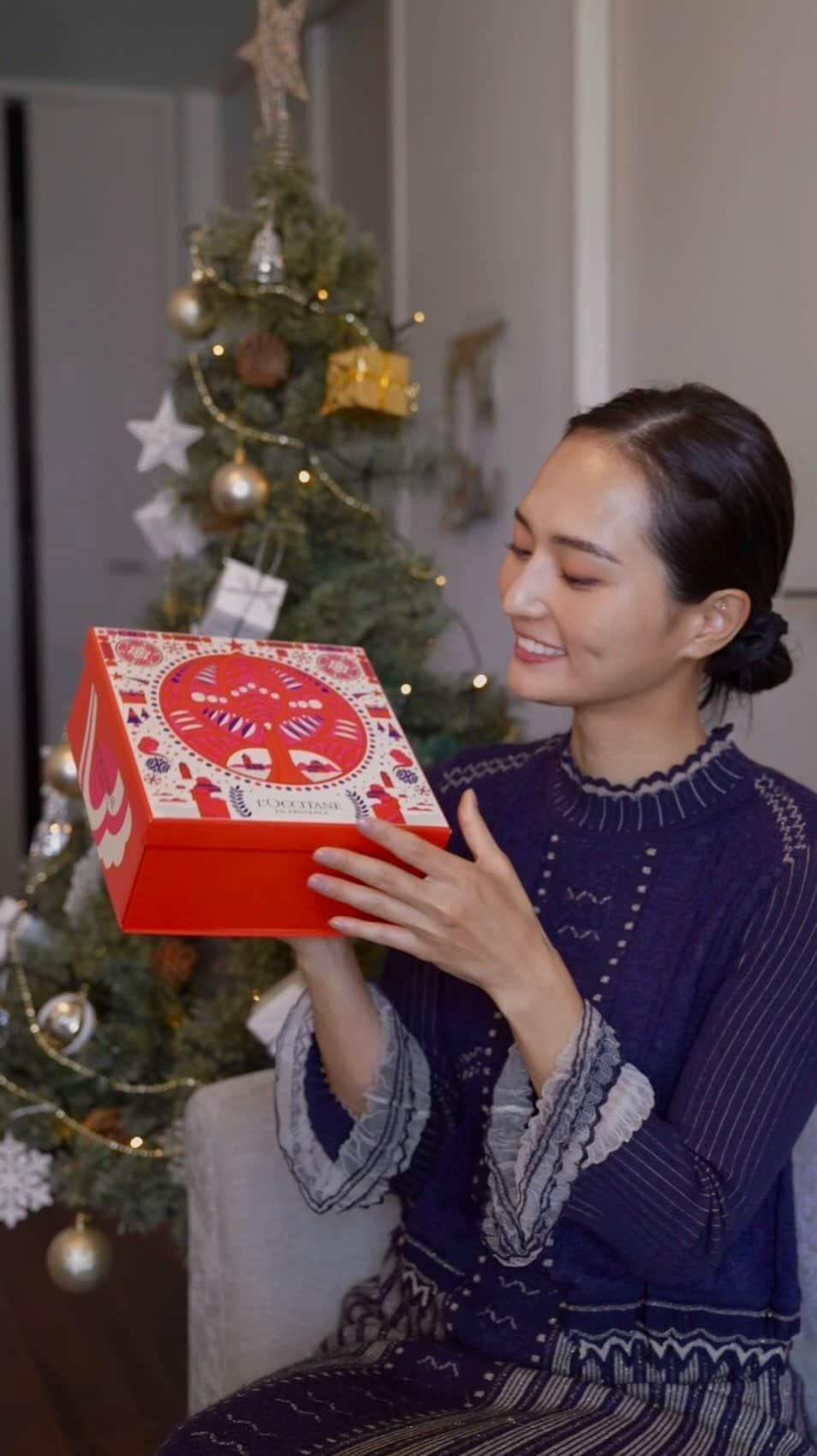 山賀琴子のインスタグラム：「今年のクリスマスは家でゆっくり過ごす予定🎄  彼は一番の繁忙期で朝早くて帰りも遅いから、帰ってきたら少しでもゆっくり一緒に過ごしたくて… だからこそおうちでは良い香りでリラックスしたい！  自分へのご褒美としてロクシタンのギフトボックスを♡  ローズの華やかな香りに癒される✨ 限定のパッケージも気分が上がる！  自分へのご褒美にも、大切な人へのギフトにもぴったりだと思います🤍  #ロクシタン #loccitanepr #JOYwithloccitane #クリスマスコフレ #クリスマスギフト」