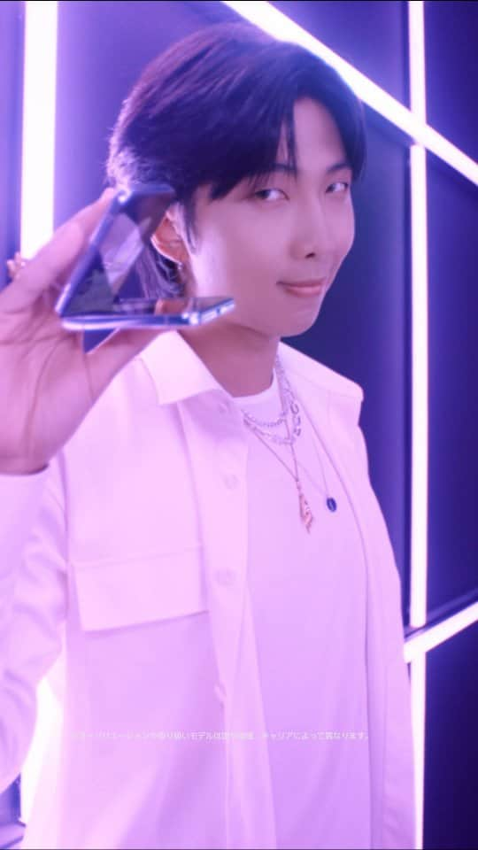 Galaxy Mobile Japanのインスタグラム：「スマホをパタンと折りたたむ感覚がお気に入りの @bts.bighitofficial の #RM さん💜  #GalaxyZFlip5 をスマートに折りたたむ様子を、動画でチェックしてみてくださいね☺️  #GalaxyxRM #JoinTheFlipSide」