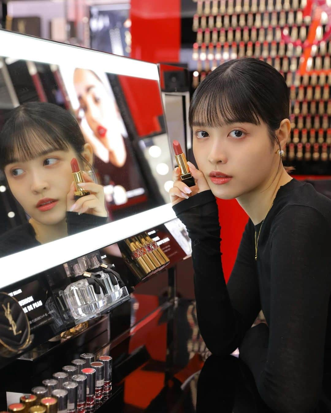 松本愛（まあぴぴ）さんのインスタグラム写真 - (松本愛（まあぴぴ）Instagram)「@yslbeauty  イヴ・サンローランのアイコンリップ「ルージュ ピュールクチュール」がリニューアルして全40色で新登場。 ⁡ サテンのような上質なツヤとクリアで濃密発色。ひと塗りで洗練されたスタイリッシュな仕上がりに✨ 80%がケア成分だからリップケアも同時に叶えてくれる一本です💄 ⁡ 華やかな雰囲気もあり、肌馴染みの良いN8のカラーが私は特にお気に入り♡ ⁡ #ルージュピュールクチュール #COUTUREMEUP #yslmakeup #pr」11月30日 19時05分 - aimatsumoto_45