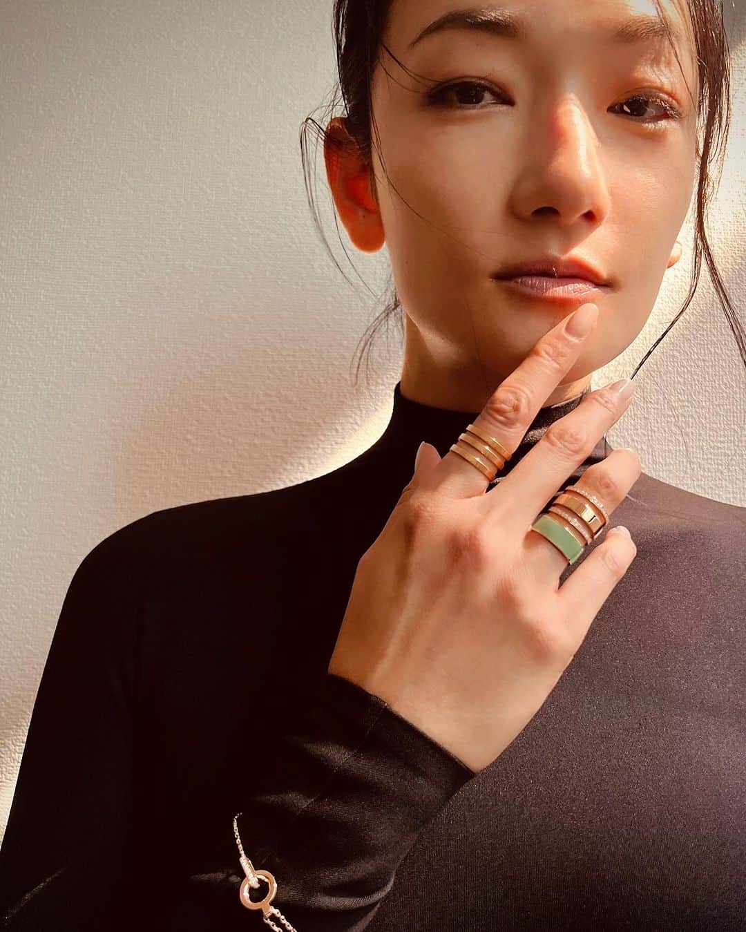 冨永愛さんのインスタグラム写真 - (冨永愛Instagram)「⁡ @repossi ベルベル・クロマティックの新色セージカラーのリングと、新作ブレスレットが発売中❤︎ ⁡ The new Berbere bracelet and ring are now available at the stores. Make a gift to yourself or for a loved one!  ⁡ #Repossi #BerbereCollection #FineJewelry #レポシ #日本橋三越」11月30日 19時06分 - ai_tominaga_official