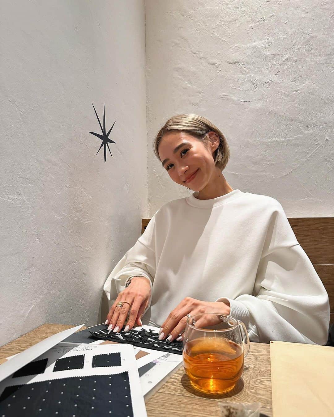 小梶恵莉のインスタグラム：「. 大大大人気のスエット。 気が早いけど春に向けて新色が欲しくて 新色を追加しました🫶🏼🫶🏼🫶🏼❤️❤️  ご購入頂いたお客様からも、 もう一枚欲しい！！とたくさんのお声頂き 嬉しくて胸いっぱいです🥹✨ POPUPでも大阪の後に名古屋に追いスエット 買いに来てくれたお客様も居てくださって 嬉しかった事覚えてます🥹✨  オールホワイト好きな私は ホワイト沢山着そうな予感✨  ネイビーもピンクも可愛いです😉❤️🩷 12/1 20:00〜インスタライブ 12/2 12:00〜販売開始です☺️☺️🤝  楽しみにしててくださいね🥰🫶🏼🫶🏼🫶🏼  写真はさおりに顎でてる言われて爆笑した。🤣 やめてくれ  @_saori__m   #ellie_jp」