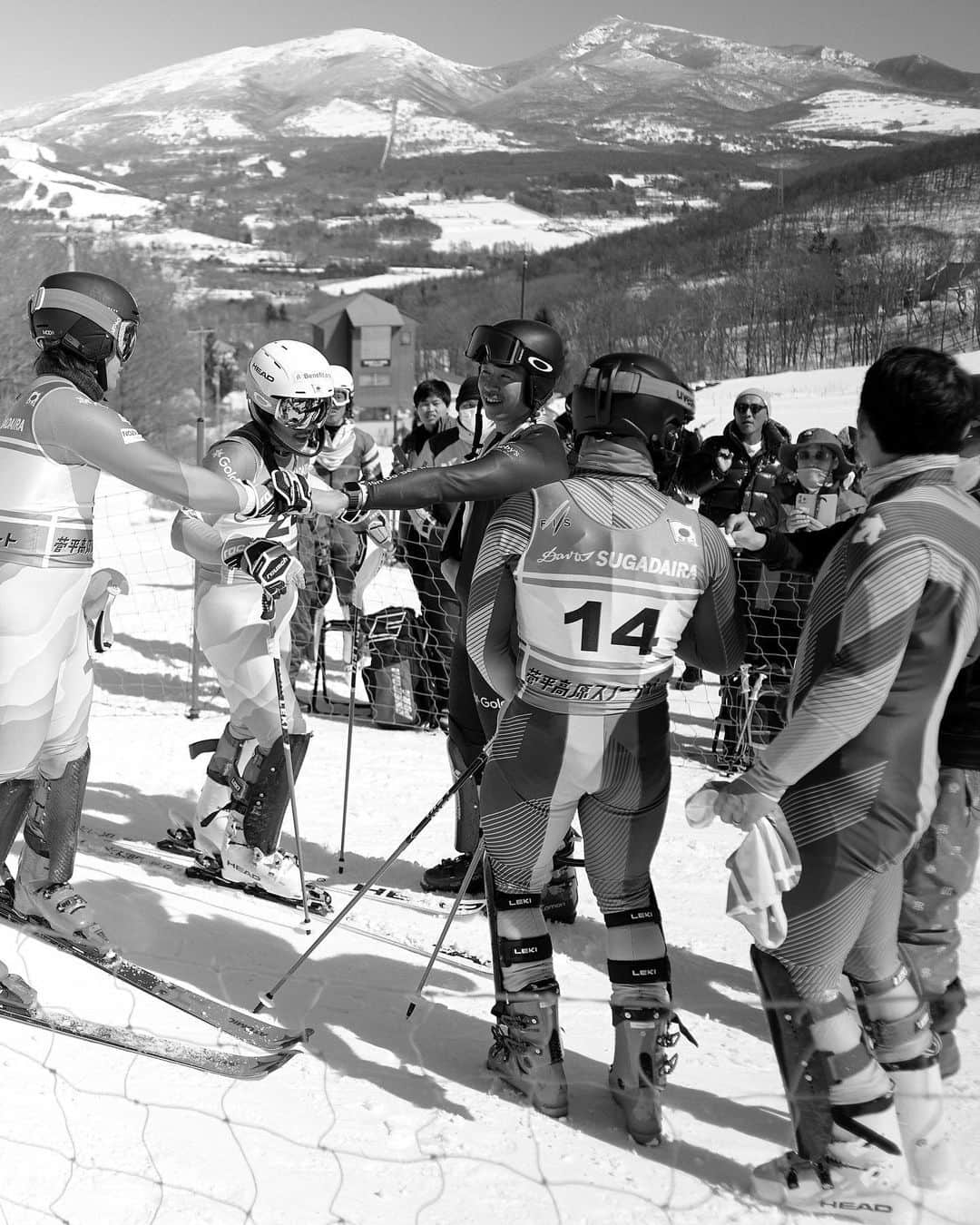 佐々木明さんのインスタグラム写真 - (佐々木明Instagram)「March 3, 2023, exactly one year to the day he decided to return. Akira Sasaki @akiraexploring competed in the Far East Cup at Sugadaira Ski Resort in Nagano Prefecture. In what is effectively the highest race on the Asian continent, Akira Sasaki finished 5th. He had to cover up a shoulder injury sustained at the beginning of the year and had to compete in races in North America and Asia, which caused pain in his knee and left him with wounds both physically and mentally. He took painkillers and worked as hard as possible to recover his strength and spirit until the very last minute before the race.   However, once he started to ski, his spirited performance caught the attention of the audience.  This winter will mark the second year of his challenge to become the world's No. 1 skier after recovering from his injury and training again.  Akira Sasaki is currently ranked 4th in Japan. He will return to Europe, the world's top alpine skiing stage.  2023年3月3日、復帰を決めた日からちょうど1年。佐々木明は長野県にある菅平スキー場で行われたファーイーストカップに出場した。事実上、アジア大陸最高峰と謳われるそのレースで残したリザルトは5位。年明けに負傷した肩を庇いながら、北米、アジアのレースを転戦し続けた影響で、膝にも痛みを抱えることとなり、心身ともに満身創痍の状態。痛み止めを飲み、出走するギリギリの時間まで、可能な限り体力と精神の回復に努めた。  しかし、ひとたび彼が滑り出せば、その気迫に満ちた滑りに会場の人々が注目した。  怪我からの復帰を果たし、再びトレーニングを重ね、世界一という目標を掲げた挑戦は、この冬2年目を迎える。  現在、日本ランキング4位。佐々木明は、アルペンスキー世界最高峰の舞台、ヨーロッパに活動の場を戻す。  Production @Rightup_inc. Director of Photography @utawatanabe Photographer @abe_yusuke」11月30日 19時07分 - akiraexploring