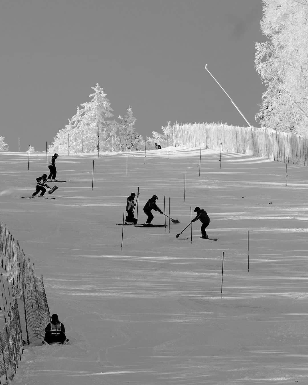 佐々木明さんのインスタグラム写真 - (佐々木明Instagram)「March 3, 2023, exactly one year to the day he decided to return. Akira Sasaki @akiraexploring competed in the Far East Cup at Sugadaira Ski Resort in Nagano Prefecture. In what is effectively the highest race on the Asian continent, Akira Sasaki finished 5th. He had to cover up a shoulder injury sustained at the beginning of the year and had to compete in races in North America and Asia, which caused pain in his knee and left him with wounds both physically and mentally. He took painkillers and worked as hard as possible to recover his strength and spirit until the very last minute before the race.   However, once he started to ski, his spirited performance caught the attention of the audience.  This winter will mark the second year of his challenge to become the world's No. 1 skier after recovering from his injury and training again.  Akira Sasaki is currently ranked 4th in Japan. He will return to Europe, the world's top alpine skiing stage.  2023年3月3日、復帰を決めた日からちょうど1年。佐々木明は長野県にある菅平スキー場で行われたファーイーストカップに出場した。事実上、アジア大陸最高峰と謳われるそのレースで残したリザルトは5位。年明けに負傷した肩を庇いながら、北米、アジアのレースを転戦し続けた影響で、膝にも痛みを抱えることとなり、心身ともに満身創痍の状態。痛み止めを飲み、出走するギリギリの時間まで、可能な限り体力と精神の回復に努めた。  しかし、ひとたび彼が滑り出せば、その気迫に満ちた滑りに会場の人々が注目した。  怪我からの復帰を果たし、再びトレーニングを重ね、世界一という目標を掲げた挑戦は、この冬2年目を迎える。  現在、日本ランキング4位。佐々木明は、アルペンスキー世界最高峰の舞台、ヨーロッパに活動の場を戻す。  Production @Rightup_inc. Director of Photography @utawatanabe Photographer @abe_yusuke」11月30日 19時07分 - akiraexploring