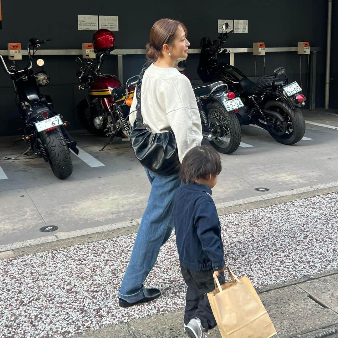 ぐでみなみさんのインスタグラム写真 - (ぐでみなみInstagram)「子供と遊ぶ時はデニムが楽ちんだね🦓  今回履いているデニムはウエストを調節できるところがお気に入り  この日は動物園だったのでカジュアルコーデでまとめてみたよ☺︎  身長152cmで着丈はゴツメのスニーカーならおらずに済むくらいかな！ ペタンコ靴は一回おりました！  @__ada.official__ #ada.#エイダ#エイダコーデ#タイアップ#ZOZO#ZOZOTOWN#ZOZOTOWN購入品#デニム#ハイウエスト#ウエストホック #ハイウエストワイドストレートデニムパンツ」11月30日 19時07分 - gudeminami