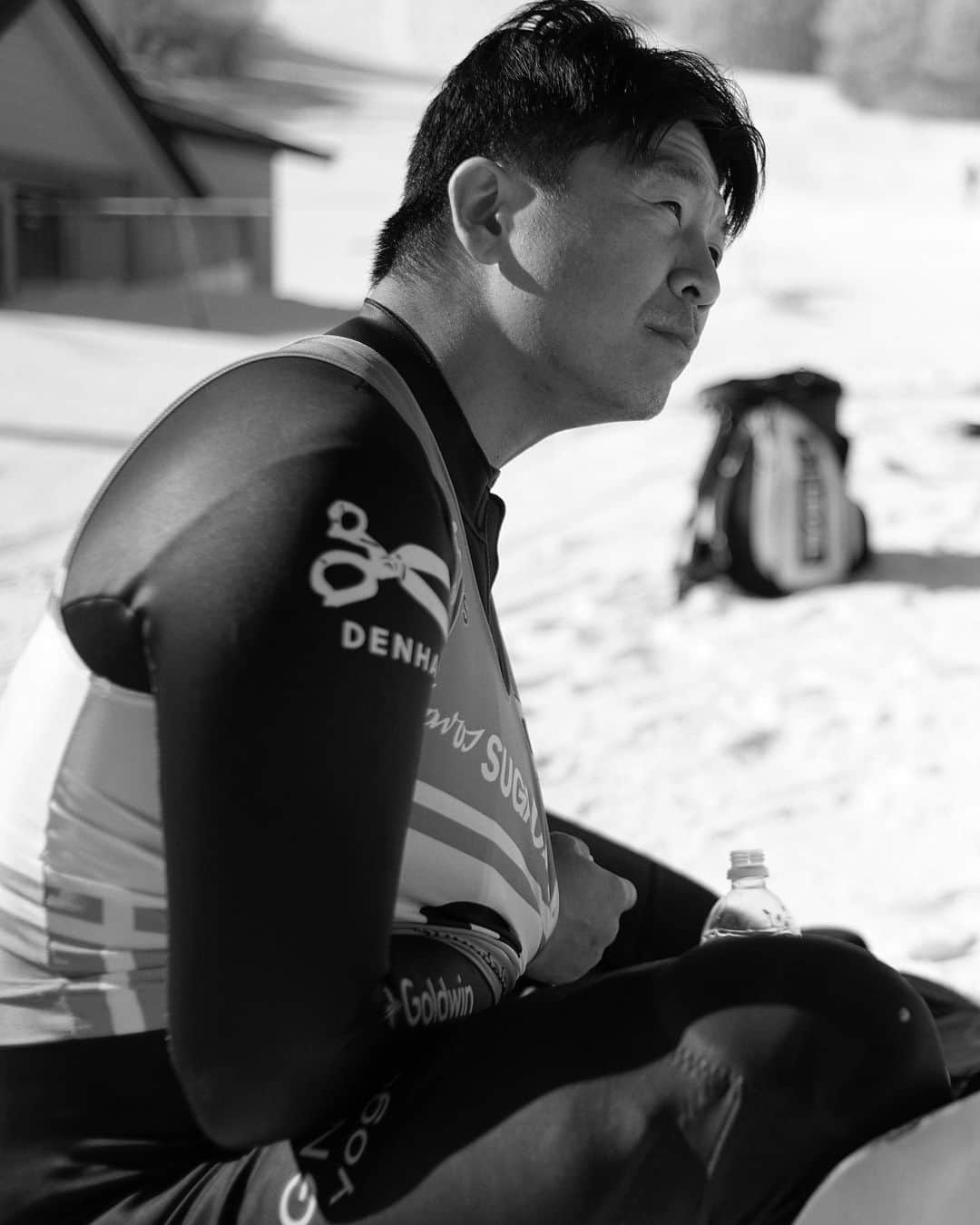 佐々木明さんのインスタグラム写真 - (佐々木明Instagram)「March 3, 2023, exactly one year to the day he decided to return. Akira Sasaki @akiraexploring competed in the Far East Cup at Sugadaira Ski Resort in Nagano Prefecture. In what is effectively the highest race on the Asian continent, Akira Sasaki finished 5th. He had to cover up a shoulder injury sustained at the beginning of the year and had to compete in races in North America and Asia, which caused pain in his knee and left him with wounds both physically and mentally. He took painkillers and worked as hard as possible to recover his strength and spirit until the very last minute before the race.   However, once he started to ski, his spirited performance caught the attention of the audience.  This winter will mark the second year of his challenge to become the world's No. 1 skier after recovering from his injury and training again.  Akira Sasaki is currently ranked 4th in Japan. He will return to Europe, the world's top alpine skiing stage.  2023年3月3日、復帰を決めた日からちょうど1年。佐々木明は長野県にある菅平スキー場で行われたファーイーストカップに出場した。事実上、アジア大陸最高峰と謳われるそのレースで残したリザルトは5位。年明けに負傷した肩を庇いながら、北米、アジアのレースを転戦し続けた影響で、膝にも痛みを抱えることとなり、心身ともに満身創痍の状態。痛み止めを飲み、出走するギリギリの時間まで、可能な限り体力と精神の回復に努めた。  しかし、ひとたび彼が滑り出せば、その気迫に満ちた滑りに会場の人々が注目した。  怪我からの復帰を果たし、再びトレーニングを重ね、世界一という目標を掲げた挑戦は、この冬2年目を迎える。  現在、日本ランキング4位。佐々木明は、アルペンスキー世界最高峰の舞台、ヨーロッパに活動の場を戻す。  Production @Rightup_inc. Director of Photography @utawatanabe Photographer @abe_yusuke」11月30日 19時07分 - akiraexploring