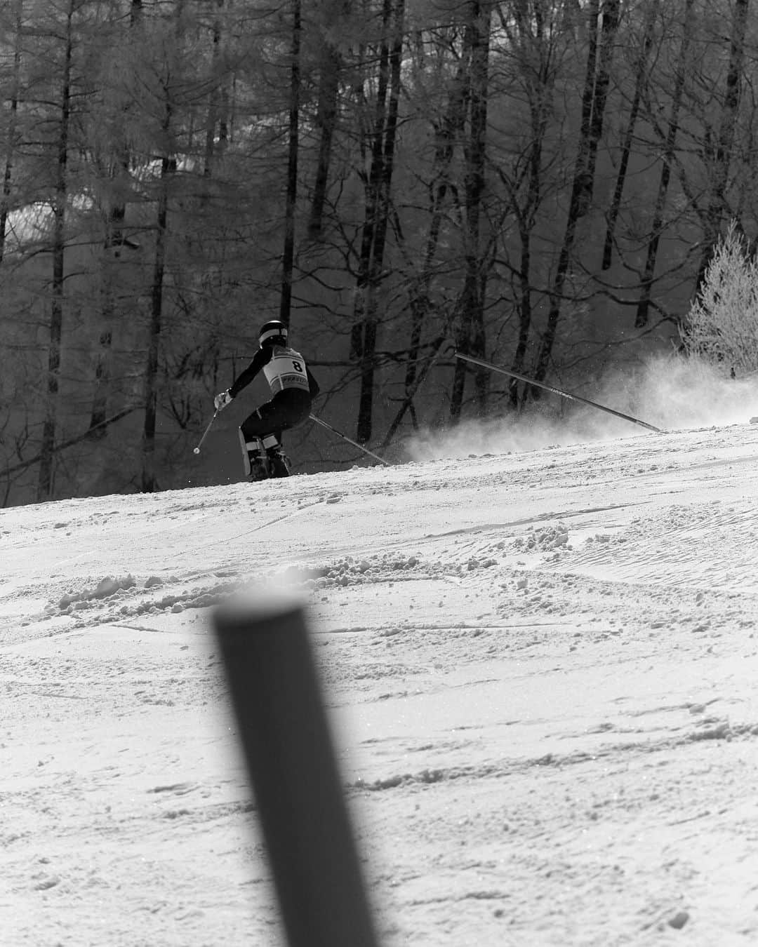 佐々木明さんのインスタグラム写真 - (佐々木明Instagram)「March 3, 2023, exactly one year to the day he decided to return. Akira Sasaki @akiraexploring competed in the Far East Cup at Sugadaira Ski Resort in Nagano Prefecture. In what is effectively the highest race on the Asian continent, Akira Sasaki finished 5th. He had to cover up a shoulder injury sustained at the beginning of the year and had to compete in races in North America and Asia, which caused pain in his knee and left him with wounds both physically and mentally. He took painkillers and worked as hard as possible to recover his strength and spirit until the very last minute before the race.   However, once he started to ski, his spirited performance caught the attention of the audience.  This winter will mark the second year of his challenge to become the world's No. 1 skier after recovering from his injury and training again.  Akira Sasaki is currently ranked 4th in Japan. He will return to Europe, the world's top alpine skiing stage.  2023年3月3日、復帰を決めた日からちょうど1年。佐々木明は長野県にある菅平スキー場で行われたファーイーストカップに出場した。事実上、アジア大陸最高峰と謳われるそのレースで残したリザルトは5位。年明けに負傷した肩を庇いながら、北米、アジアのレースを転戦し続けた影響で、膝にも痛みを抱えることとなり、心身ともに満身創痍の状態。痛み止めを飲み、出走するギリギリの時間まで、可能な限り体力と精神の回復に努めた。  しかし、ひとたび彼が滑り出せば、その気迫に満ちた滑りに会場の人々が注目した。  怪我からの復帰を果たし、再びトレーニングを重ね、世界一という目標を掲げた挑戦は、この冬2年目を迎える。  現在、日本ランキング4位。佐々木明は、アルペンスキー世界最高峰の舞台、ヨーロッパに活動の場を戻す。  Production @Rightup_inc. Director of Photography @utawatanabe Photographer @abe_yusuke」11月30日 19時07分 - akiraexploring