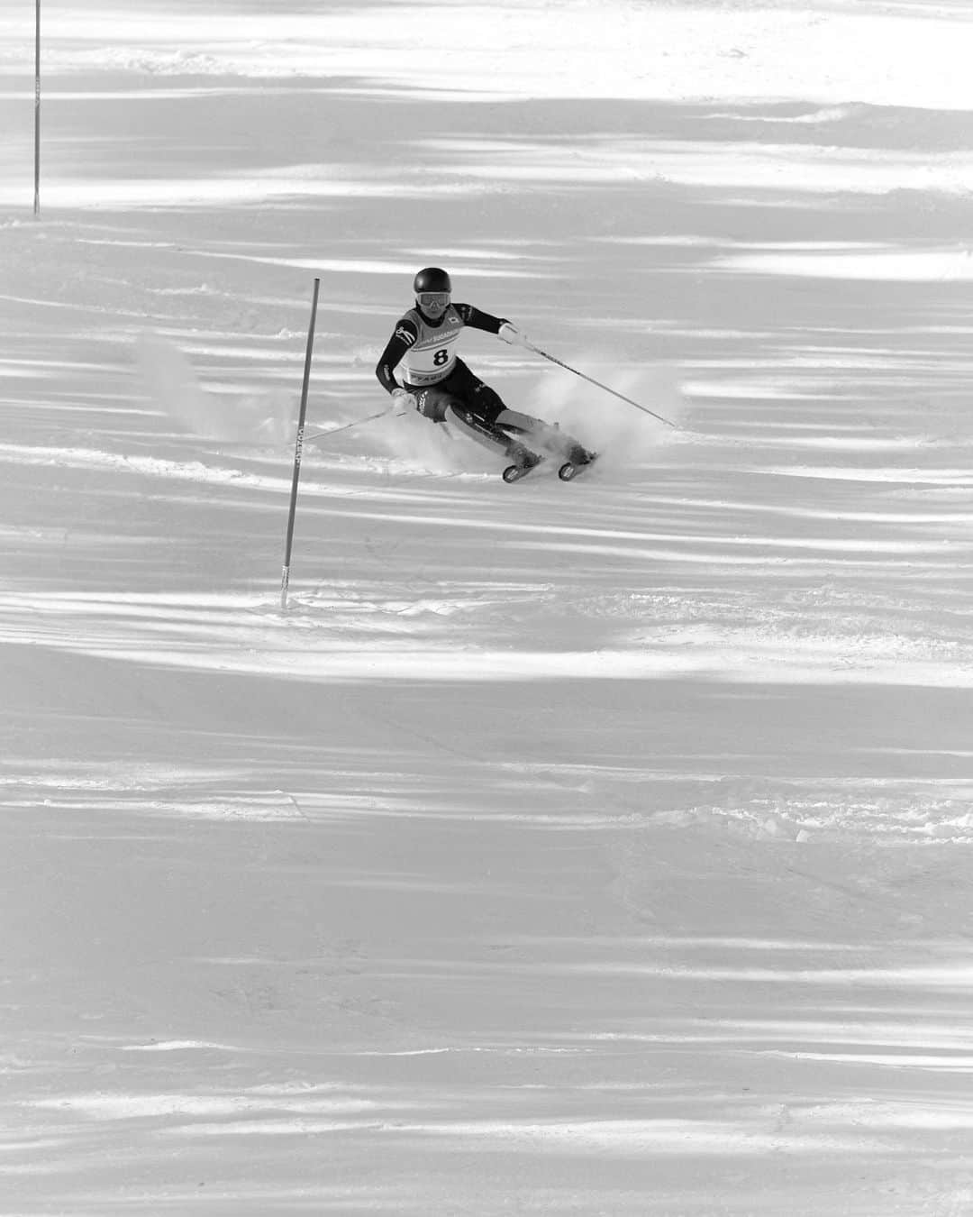 佐々木明のインスタグラム：「March 3, 2023, exactly one year to the day he decided to return. Akira Sasaki @akiraexploring competed in the Far East Cup at Sugadaira Ski Resort in Nagano Prefecture. In what is effectively the highest race on the Asian continent, Akira Sasaki finished 5th. He had to cover up a shoulder injury sustained at the beginning of the year and had to compete in races in North America and Asia, which caused pain in his knee and left him with wounds both physically and mentally. He took painkillers and worked as hard as possible to recover his strength and spirit until the very last minute before the race.   However, once he started to ski, his spirited performance caught the attention of the audience.  This winter will mark the second year of his challenge to become the world's No. 1 skier after recovering from his injury and training again.  Akira Sasaki is currently ranked 4th in Japan. He will return to Europe, the world's top alpine skiing stage.  2023年3月3日、復帰を決めた日からちょうど1年。佐々木明は長野県にある菅平スキー場で行われたファーイーストカップに出場した。事実上、アジア大陸最高峰と謳われるそのレースで残したリザルトは5位。年明けに負傷した肩を庇いながら、北米、アジアのレースを転戦し続けた影響で、膝にも痛みを抱えることとなり、心身ともに満身創痍の状態。痛み止めを飲み、出走するギリギリの時間まで、可能な限り体力と精神の回復に努めた。  しかし、ひとたび彼が滑り出せば、その気迫に満ちた滑りに会場の人々が注目した。  怪我からの復帰を果たし、再びトレーニングを重ね、世界一という目標を掲げた挑戦は、この冬2年目を迎える。  現在、日本ランキング4位。佐々木明は、アルペンスキー世界最高峰の舞台、ヨーロッパに活動の場を戻す。  Production @Rightup_inc. Director of Photography @utawatanabe Photographer @abe_yusuke」