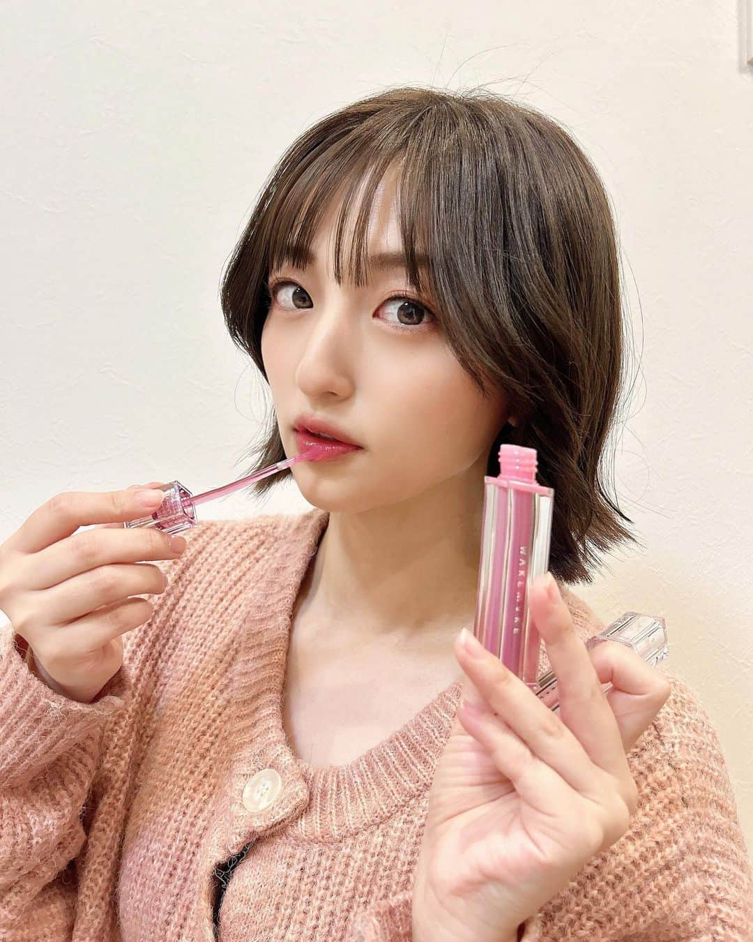 石井陽菜さんのインスタグラム写真 - (石井陽菜Instagram)「.  WAKEMAKEのデュイジェルグロウティント💄  11.グラッシーフロー&12.グラッシーモーブメントを使ってみたよ✨  初心者にも使いやすいリッププランパーで透明感を出してくれるのですごく潤ってくれるよー！  ちなみにプランパーっていうのは唇用の美容液に分類されるアイテムで、重ね付けすればするほど唇がふっくらするよ💋  冬は乾燥が気になるからぜひ使ってみてね〜！  #PR #WAKEMAKE #リップ #ウェイクメイク #リッププランパー #プチプラコスメ #新作コスメ  @wakemake_official @wakemake_japan」11月30日 19時07分 - ishii__haruna