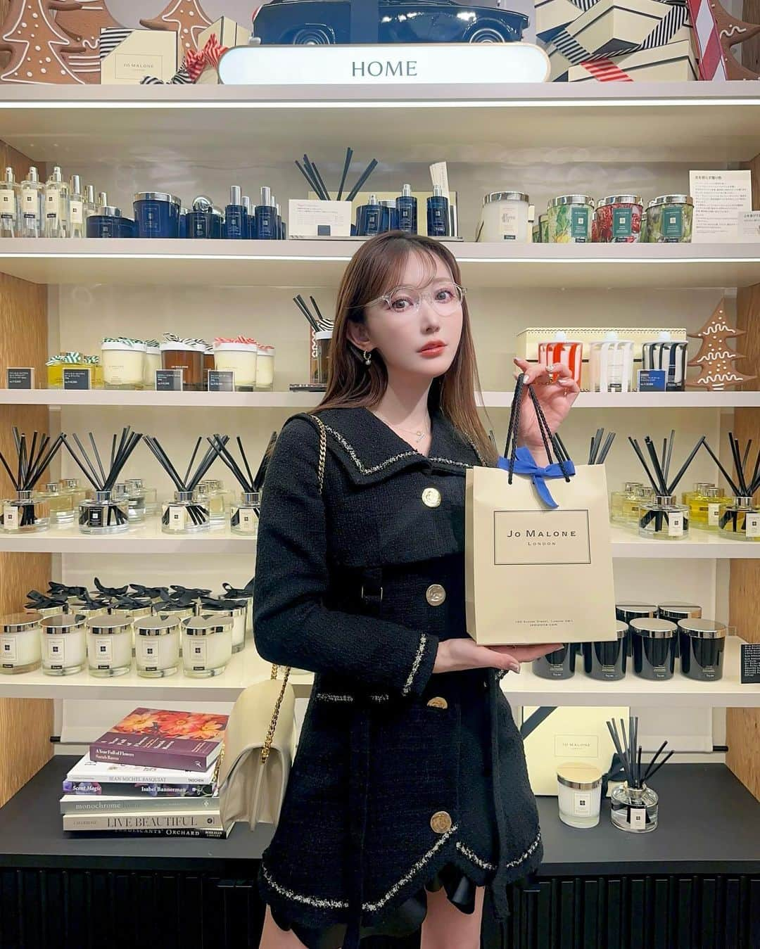 菅野結以のインスタグラム：「2023年12月1日 代官山フォレストゲートにNEW OPEN🧡 JO MALONE LONDONのイベントに @jomalonelondon  ⁡ クリスマス仕様のきらっきらな店内で ワックスシーリングのラッピング体験した holiday giftにぴったりすぎる🎁 ⁡ いい香りにつつまれてはぴなお買いもの時間でした あしたOPEN🧡 ⁡ #jomalonelondon #ジョーマローンロンドン #ジョーマローンロンドン代官山 #フォレストゲート代官山 #ForestgateDaikanyama #uniquelyyours #pr」