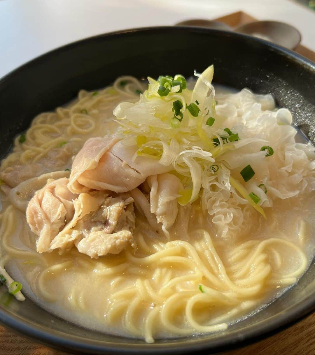 本谷亜紀さんのインスタグラム写真 - (本谷亜紀Instagram)「期間限定でオリジナル“フレンチ熊本ラーメン“が登場！  📍MuSuBu　八芳園 🚉白金台  八芳園の運営している白金台のポップアップ型ショールーム「MuSuBu」で、熊本WINTERフェアを開催中とのことで ご招待いただきオリジナルラーメンを食べてきたよ🍜  熊本とんこつラーメンをベースにフレンチを掛け合わせたラーメンは塩・醤油・味噌から選べる！ 今回選んだ塩とんこつはなんとニンニクとアーモンドベース👀 そのまま食べるととてもクリーミーなスープで、パンチが欲しい時は別添えのマー油を入れることで ガッツリした味わいになるのも美味しかった！  セットのからし蓮根と高菜を混ぜ込んだターメリックライスは、最後に豚骨スープをかけてリゾット風に。 ドリンクもセットで1600円です！  デザートには熊本産まるごとみかんのパフェも🍊こちらは1200円！ みかんのゼリーやランボワーズソース、ピスタチオのメレンゲ、マスカルポーネのムースが重なっててリッチな味わい！  ここのスペースはちょうどプラチナ通りの紅葉がよく見えて、気持ちよく食事ができます！ 12月3日までの限定ですので気になる方はお早めに🏃‍♀️ #熊本ラーメン　#MuSuBu八芳園　#白金ランチ　#pr  #ラーメン #らーめん #麺スタグラム #つけ麺 #ランチ #中華そば #🍜　#ラーメン女子　#ラーメンランチ」11月30日 19時11分 - akichi0518_ramen