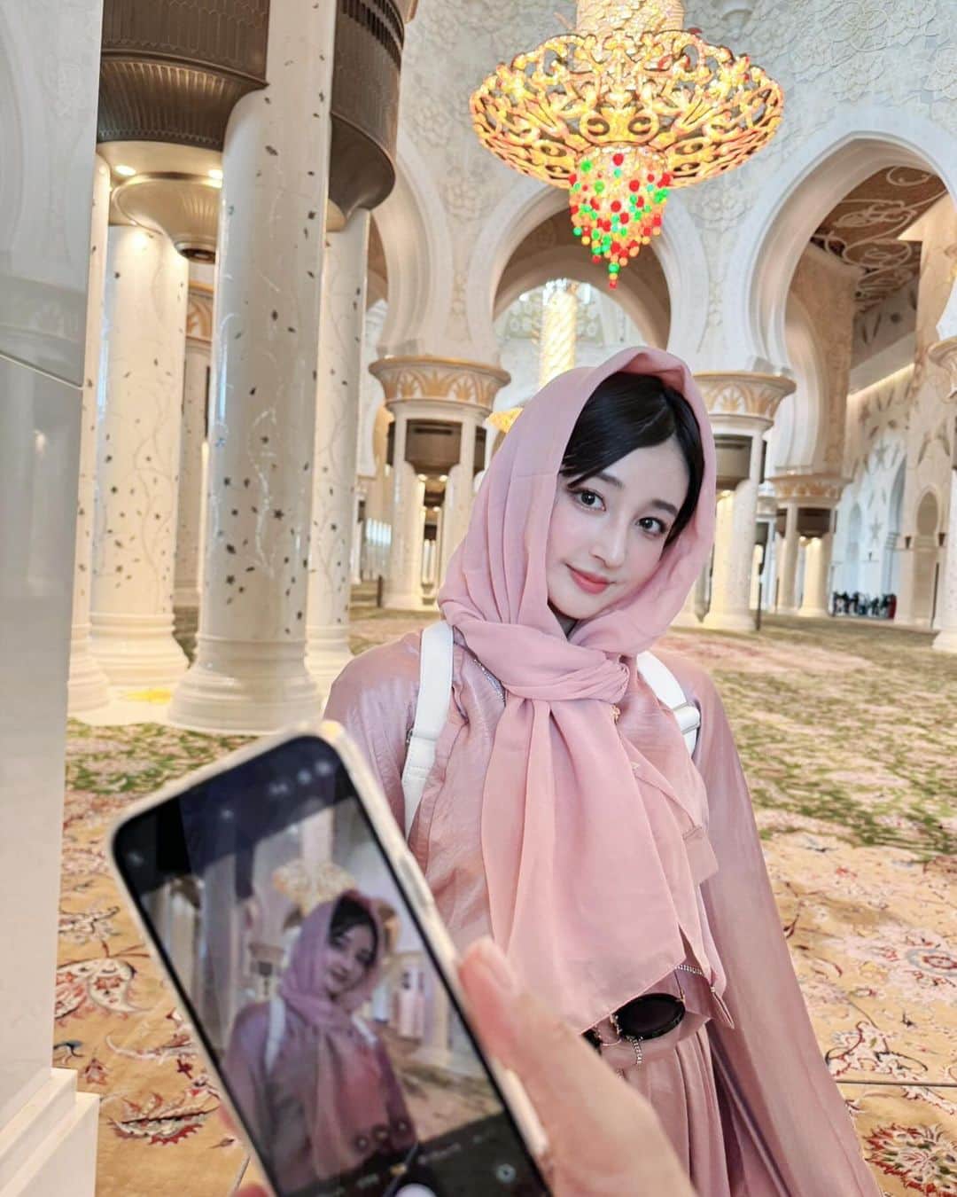新希咲乃のインスタグラム：「結構ドバイに馴染んでたんだよね🇦🇪👳‍♀️笑 ピンクのアバヤで正装しました♡ 色使いが鮮やかな街だから本当に綺麗なの   #dubai  #ドバイ旅行  #モスク  #シェイクザーイドモスク」
