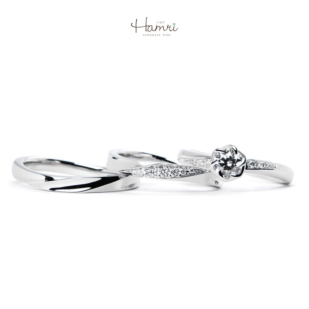 結婚指輪・婚約指輪『Hamri(ハムリ)』さんのインスタグラム写真 - (結婚指輪・婚約指輪『Hamri(ハムリ)』Instagram)「【セットリングのご紹介です】  お揃いのウェーブが魅力のデザインです。  洗練されたこのデザインは、お二人の結婚生活が持つ流れるような調和と美しさを象徴しています。  新婦のリングは、7石のダイヤモンドが繊細にセットされており、華やかで女性らしい印象を与えます。  ダイヤモンドは、絶妙な配置で、日常のどんな瞬間も特別な輝きで満たし、新婦の手元をエレガントに彩ります。  新郎のリングも、同じウェーブデザインを採用しており、新婦のリングとの統一感があります。  このお揃いのデザインは、お二人の絆と共通の歩みを象徴し、結婚生活のすべての瞬間を共有するお二人の愛を表現しています。  婚約指輪には、お花の枠でセットされた美しいダイヤモンドがあり、ウェーブのラインと合わせて、優雅でロマンティックな雰囲気を演出します。  この指輪は、お二人の特別な瞬間を祝福し、永遠の愛のシンボルとして輝き続けます。  ご結婚おめでとうございます！  💓ふたりらしい指輪と想い出を💓 @hamri_omotesando ==========================  ♦︎♢作成中の写真や動画を撮影、全データプレゼント♢♦︎  DMやLINEでのご相談お待ちしております♥ ⇒@hamri_omotesando  ❁・❁・❁・❁・❁・❁・❁・❁・❁・❁・❁  ＊セットリング5%OFF＊  @hamri_omotesando  Hamri「ハムリ」  〒150-0001 東京都渋谷区神宮前5-11-11 2F  tel 0120-121-175 hp https://hamri.jp/  open 11:00〜19:00 close 火/水　祝日営業  ❁・❁・❁・❁・❁・❁・❁・❁・❁・❁・❁  #手作り結婚指輪 #手作り婚約指輪 #結婚指輪#マリッジリング #エンゲージリング #プレ花嫁 #Hamri #Hamri表参道 #オーダーメイドリング #鋳造 #ブライダルリング #ペアリング #鎚目リング #プラチナリング #ピンクゴールド #シャンパンゴールド #ゴールドリング #コンビネーションリング #2023wedding #2023春婚 #2023夏婚 #プレ花嫁準備 #プレ花嫁と繋がりたい #結婚指輪探し #結婚指輪選び #結婚準備  《Hamri検索タグ》  #hamriデザイン #hamri指輪作り #hamri花嫁」11月30日 19時13分 - hamri_omotesando