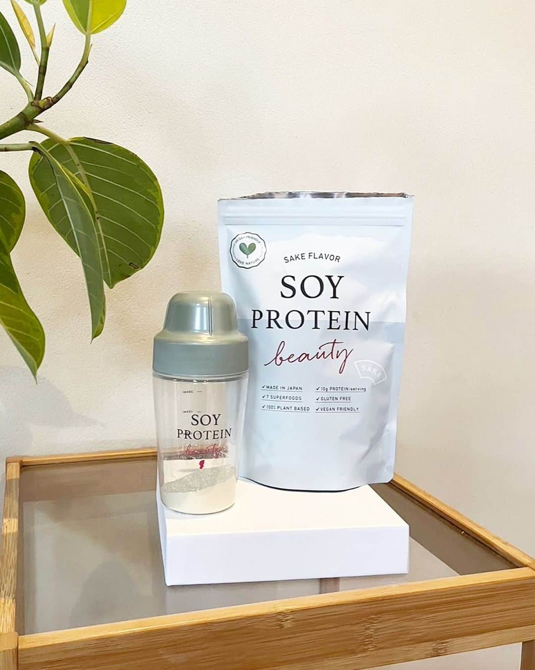 橋本香澄さんのインスタグラム写真 - (橋本香澄Instagram)「. なんと！ @soyprotein_beauty から 発売されたNew flavor "𝗦𝗔𝗞𝗘" が 京都市のふるさと納税返礼品に選ばれました🩵✨  原材料の酒粕は、明治26(1893年)創業 京都洛中の @sasakisyuzo さんから🍶  酒粕とは 日本酒の仕込みが終わった後の "もろみ"を搾った後に残る副産物‎ ‎ ̖́-  たんぱく質・食物繊維・ペプチド・アミノ酸・ ビタミンなどが多く含まれた食品で 栄養価が高いの👀◎  甘酒のような香りだけでなく お米本来の甘みや旨みも感じられるよ🌾 チェックしてみてね🥣  #ソイプロテイン #ソイプロビューティー  #酒プロテイン #発酵プロテイン #プロテイン  #ふるさと納税 #ふるさと納税返礼品  #佐々木酒造 #京都 #植物由来 #オーガニック  #グルテンフリー #プラントベース #ヴィーガン  #soyprotein #protein #beauty #organic」11月30日 19時14分 - _jasmine_tete_