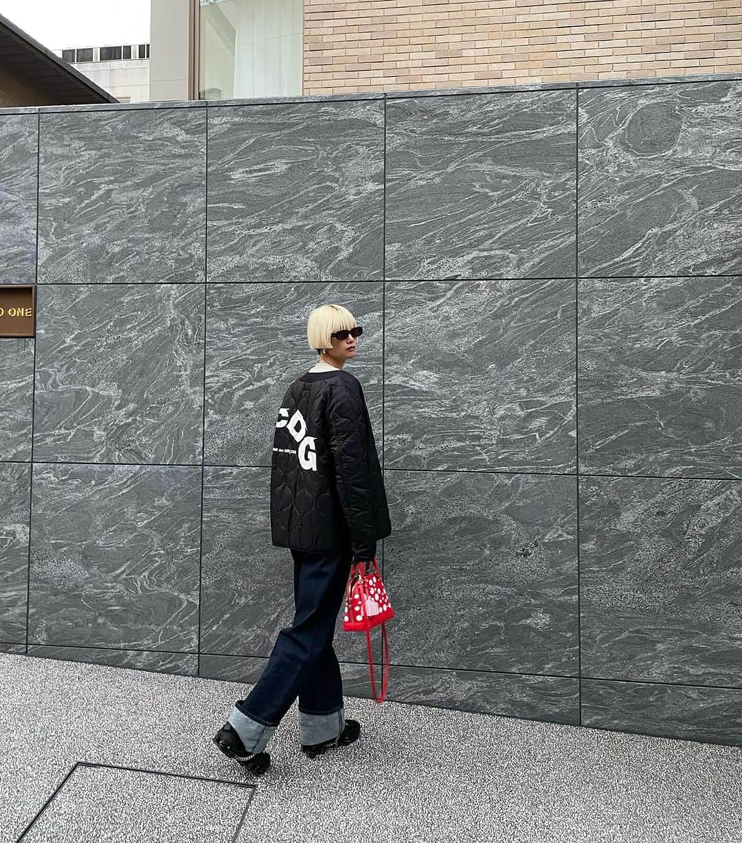 シェンのインスタグラム：「Day off🥰デイオフコーデ❤️  outer&shoes @commedesgarcons  sweater @appliedartforms  pants @driesvannoten  accessories @shashashop_jp  bag @louisvuitton」