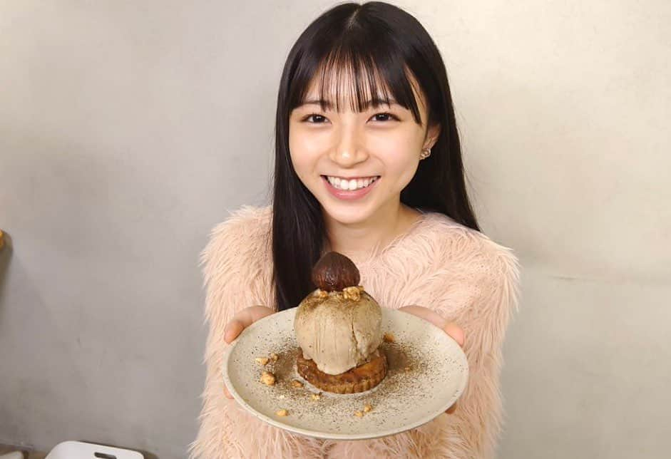 大里菜桜のインスタグラム：「あす1日(金)の イマドキ のコーナーは 一緒に食べると幸せ❤️アイス×○○スイーツを紹介します。  高級栗を使用したクリームとジェラートが 相性抜群のモンブラン🌰や カリカリアツアツの揚げパンとアイスの絶妙コラボ🤝が 楽しめるスイーツなど🤩  6時50分過ぎに放送予定です📺 是非ご覧ください。  #めざましテレビ#イマドキ#アイス#スイーツ#美味しい#食べ専#大里菜桜」