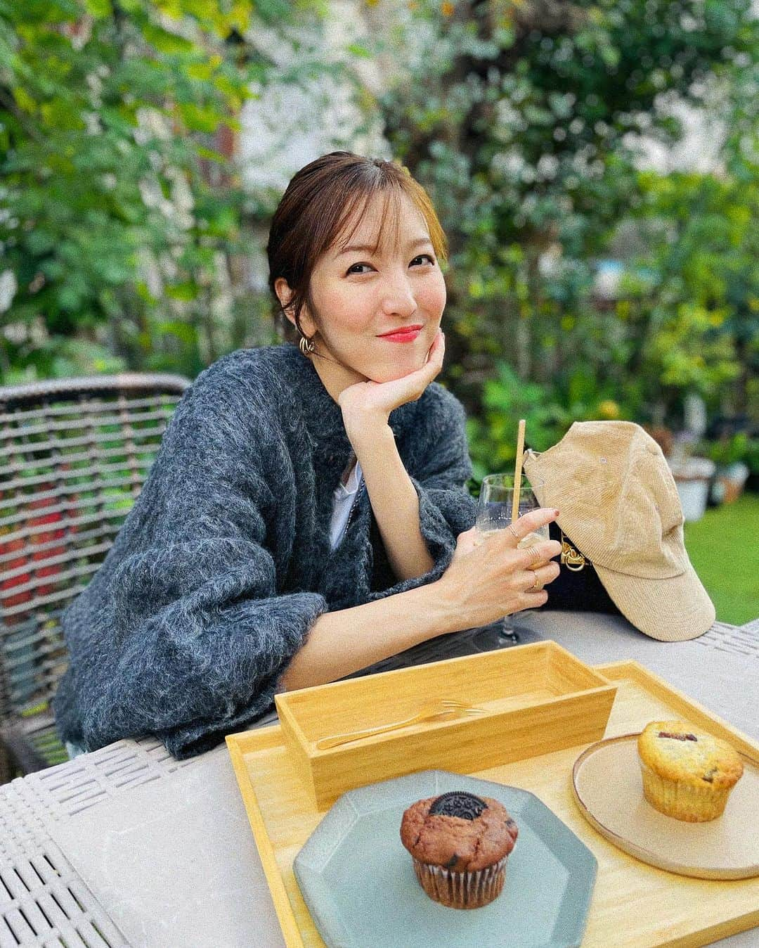 小澤陽子さんのインスタグラム写真 - (小澤陽子Instagram)「🍰  こんなに笑顔になれる時がくるとは、 悪阻(ツワリ)が酷かった頃は想像もできなかったなぁ…😭😂  そして、いろんな服が着られる幸せ😭🩵🤍🩶🤎✨ 辛くてネックレスもつけられなかった。。  本当に気持ち悪くて、着られるものも限られていたし… 反動で今オシャレしたい欲が半端ない😂🌸  といっても、やっぱり着られる物限られるけど🥺 ごはんに、ファッション。楽しみます🥰👖🍚🤍  #快適な日々よありがとう #おしゃれができる喜び #幼馴染のお花屋さんがおしゃれなカフェもはじめていた #悪阻 #私の場合は２ヶ月半くらい悪阻ピークでした😱 #マタニティコーデ  #スニーカーコーデ」11月30日 19時16分 - yoko.ozawa729