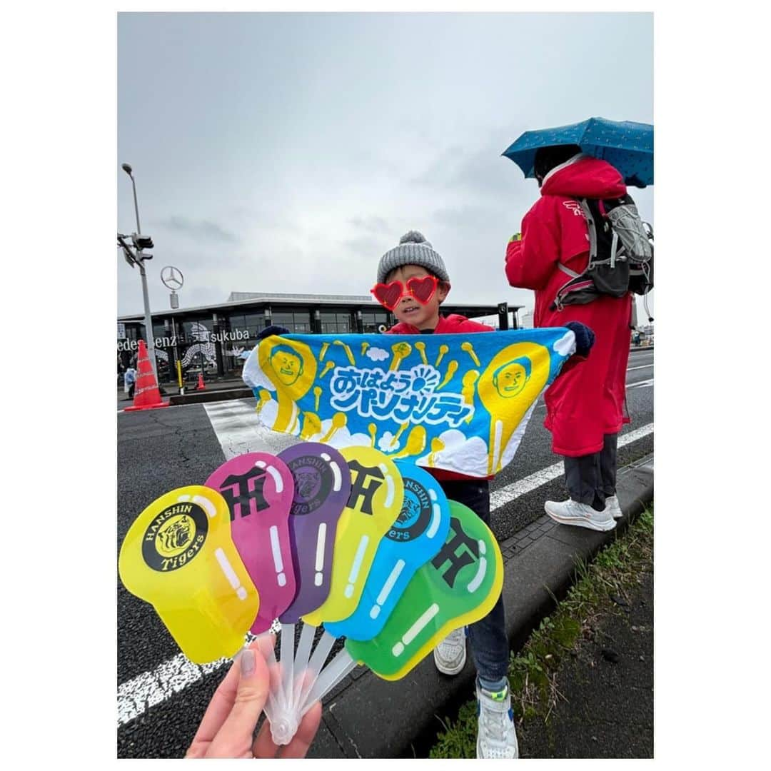 去来川奈央のインスタグラム：「旅の目的、つくばマラソン🏃の応援📣 ↑ハリー杉山さんが走っていて 沿道から応援すると目線いただきました！  応援は目立ってなんぼ！ おはパソと阪神グッズで応援📣 小雨が降って凍える寒さでしたが 1時間ほどしっかりと5歳児も応援していました！  茨城の名物もいただきました🐡 あんこう鍋🍲 事前に、リスナーさんがくださった 📕「地球の歩き方(日本編)」でリサーチしてました😋 ↑改めて国内の歴史や文化を知れてオススメ✨ そのリスナーさんは、この一冊を携えて 全国回っているのだそう🚶📚✨面白そう！  あんこうはホルモンのような食感で ピリ辛なお鍋でした！  各地のマンホール🕳️探すの好き😊 つくば市🚀  #ご当地マンホール #ランスマ #つくばマラソン #マラソン #茨城グルメ #茨城観光 #茨城旅行 #茨城 #おはパソ #おはようパーソナリティ #地球の歩き方日本」