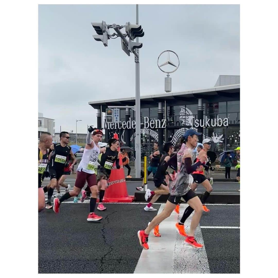 去来川奈央さんのインスタグラム写真 - (去来川奈央Instagram)「旅の目的、つくばマラソン🏃の応援📣 ↑ハリー杉山さんが走っていて 沿道から応援すると目線いただきました！  応援は目立ってなんぼ！ おはパソと阪神グッズで応援📣 小雨が降って凍える寒さでしたが 1時間ほどしっかりと5歳児も応援していました！  茨城の名物もいただきました🐡 あんこう鍋🍲 事前に、リスナーさんがくださった 📕「地球の歩き方(日本編)」でリサーチしてました😋 ↑改めて国内の歴史や文化を知れてオススメ✨ そのリスナーさんは、この一冊を携えて 全国回っているのだそう🚶📚✨面白そう！  あんこうはホルモンのような食感で ピリ辛なお鍋でした！  各地のマンホール🕳️探すの好き😊 つくば市🚀  #ご当地マンホール #ランスマ #つくばマラソン #マラソン #茨城グルメ #茨城観光 #茨城旅行 #茨城 #おはパソ #おはようパーソナリティ #地球の歩き方日本」11月30日 19時17分 - nao.isagawa