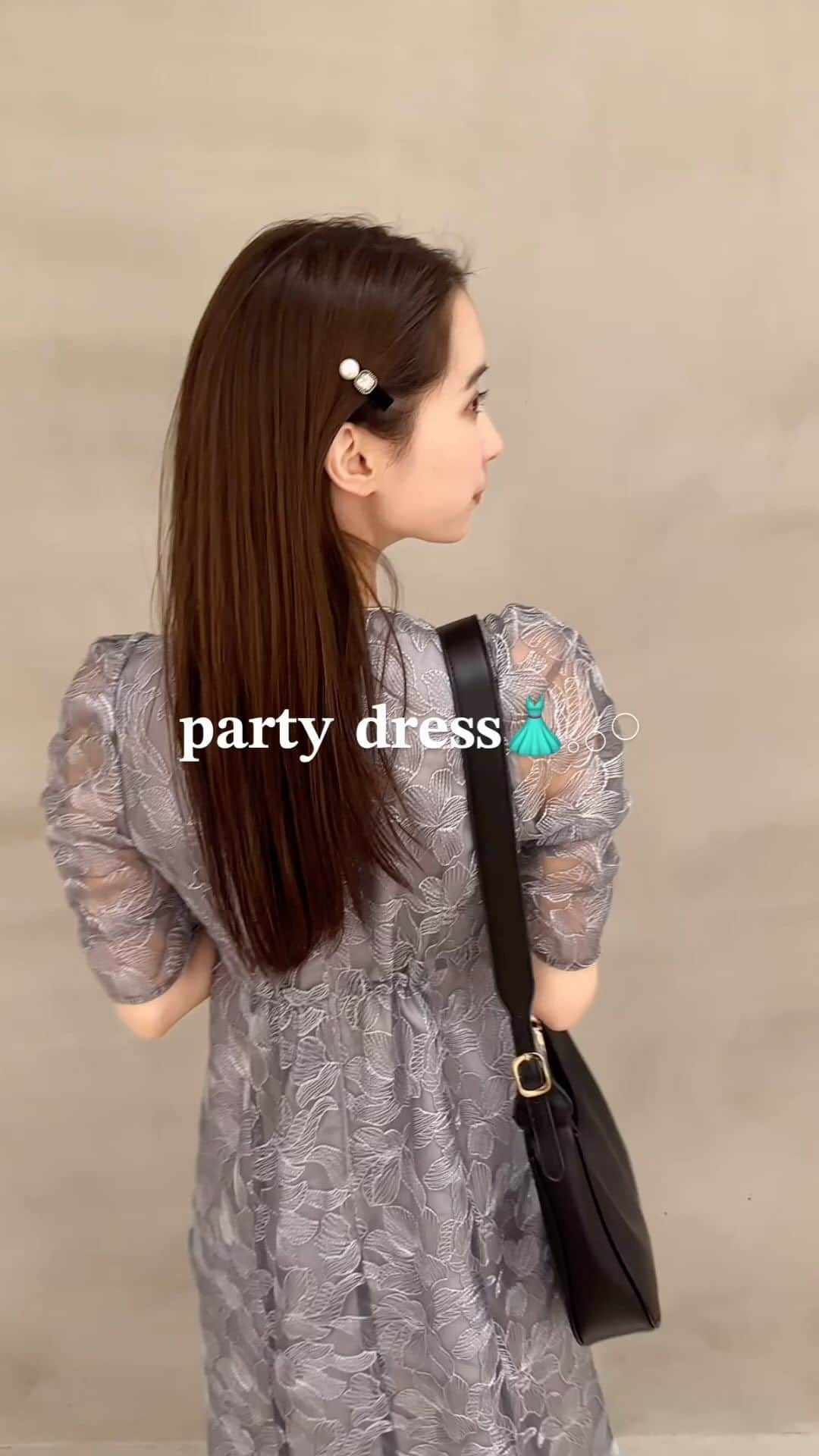 スカイMKのインスタグラム：「モデルをさせていただいている @aimer_dress さんのドレスを着て お出かけ🎂  フラワー刺繍が可愛くてとってもお気に入り💖 ウエスト位置が高いから足長く見えるね🤭  同窓会や成人式をお控えの方 是非ご覧になってみて下さい👗✨」