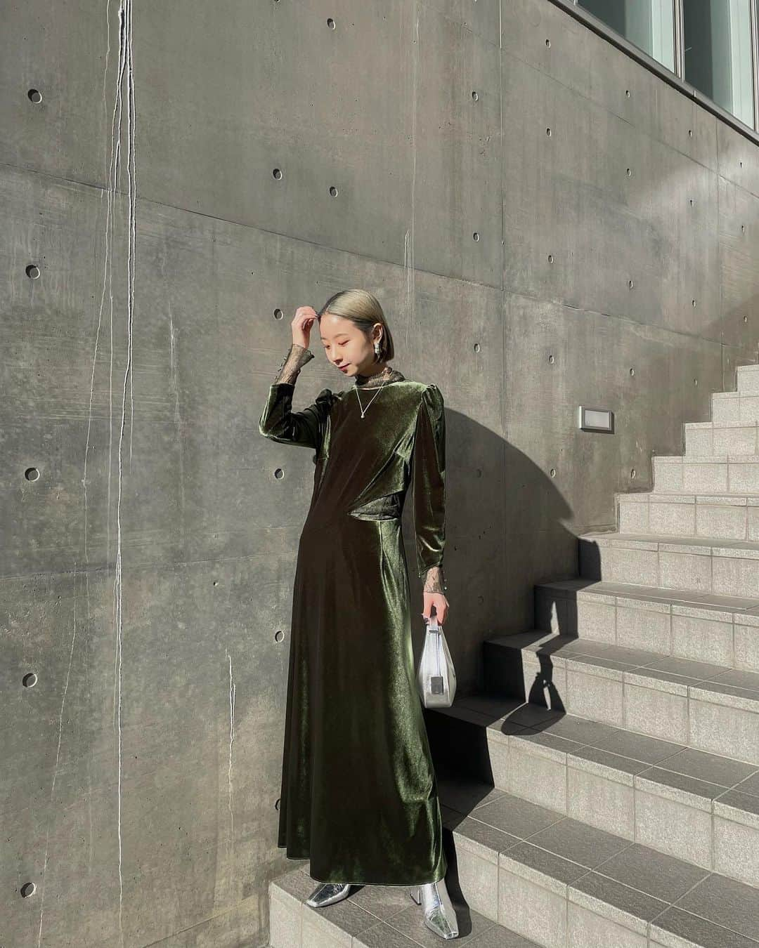 Ameri VINTAGE LUMINE SHINJUKUのインスタグラム：「.   New arrival ———  12/1(Fri)release  UND VELOUR HOLE LACE DRESS (02320530690) ￥28,600 tax in  テラコッタ/ブラック/グリーン S,Mサイズ  RENA 158cm Sサイズ着用  @_23_ayana 164cm Mサイズ着用  @aym__319 174cm Mサイズ着用  @amerivintage #amerivintage  #ameri #ameri_staffsnap #ameri2023autumnwinter」