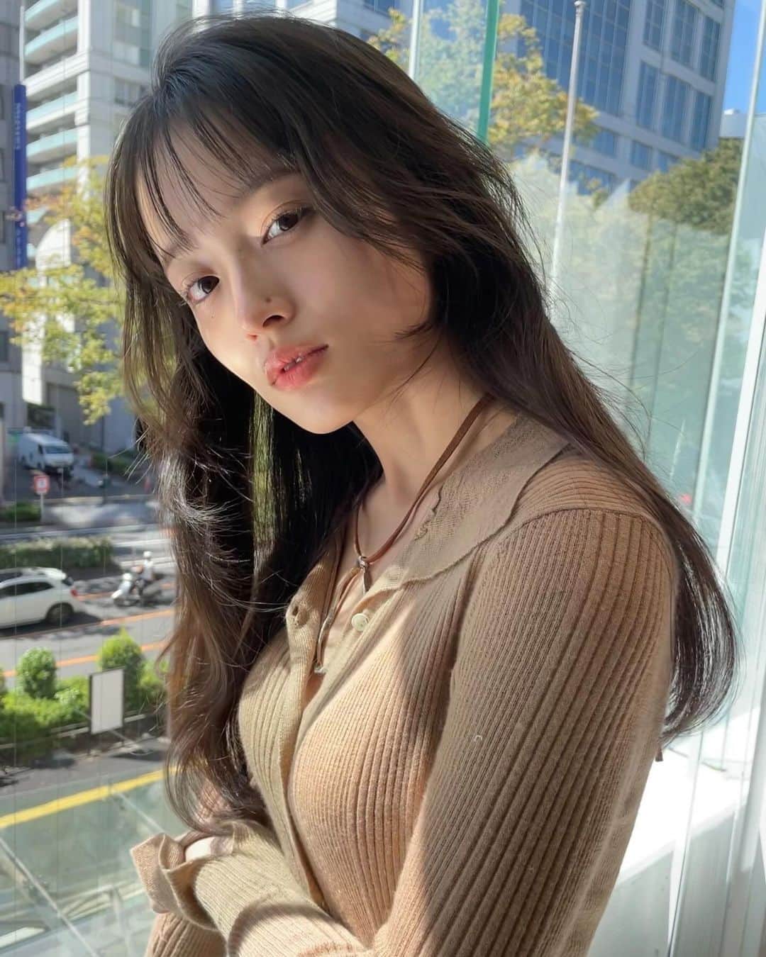 SHIMAのインスタグラム：「. < SHIMA HITHAIR -November- > . [ Autumn long style ] 揺れる様に動く柔らかなお顔周りカット。 薄すぎない存在感のある前髪でトレンド感UP . ◆担当：AOYAMA店  石川 麻琴 @makotoishikawaxx  ◆menu：カット ◆使用スタイリング剤： #glossingspray . @shima_aoyama  #shimaaoyama #shima #shimahithair」