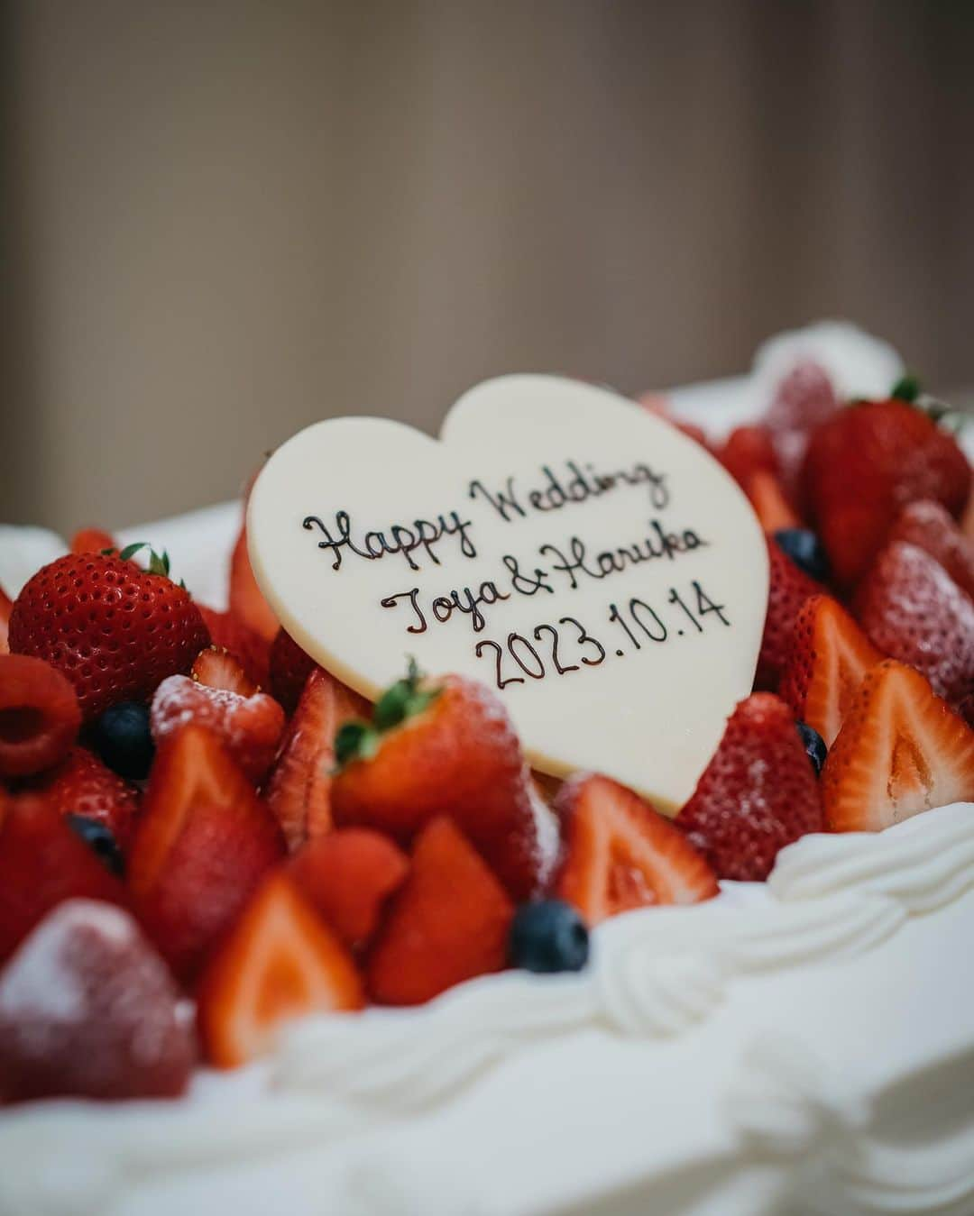 畔勝遥のインスタグラム：「・  𝑊𝑒𝑑𝑑𝑖𝑛𝑔𝑐𝑎𝑘𝑒🎂💕  苺のスクエアケーキにしました😋🍓❤  大好きな人達に囲まれて ケーキ入刀することが出来て幸せ⸜❤︎⸝‍  ファーストバイトの時は口周りにクリーム付けたくなくて まずは口を大きく開けるストレッチからしてます🤣ww  #ウェディングケーキ #ケーキ入刀 #スクエアケーキ #いちごケーキ #weddingcake #結婚式 #披露宴 #卒花嫁 #卒花嫁レポ」