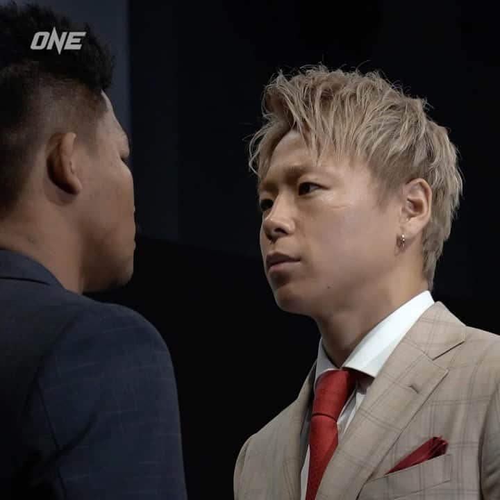 ONE チャンピオンシップ 日本公式アカウントのインスタグラム：「/／ 武尊とロッタンが フェイスオフ🔥 \＼  来年1月28日に ついに実現する世紀の一戦に向けて 武尊とロッタンが ONE日本大会発表記者会見で バチバチに睨み合う🤯  @k1takeru @rodtang_jimungnon  #ONE165 #ＯＮＥチャンピオンシップ」